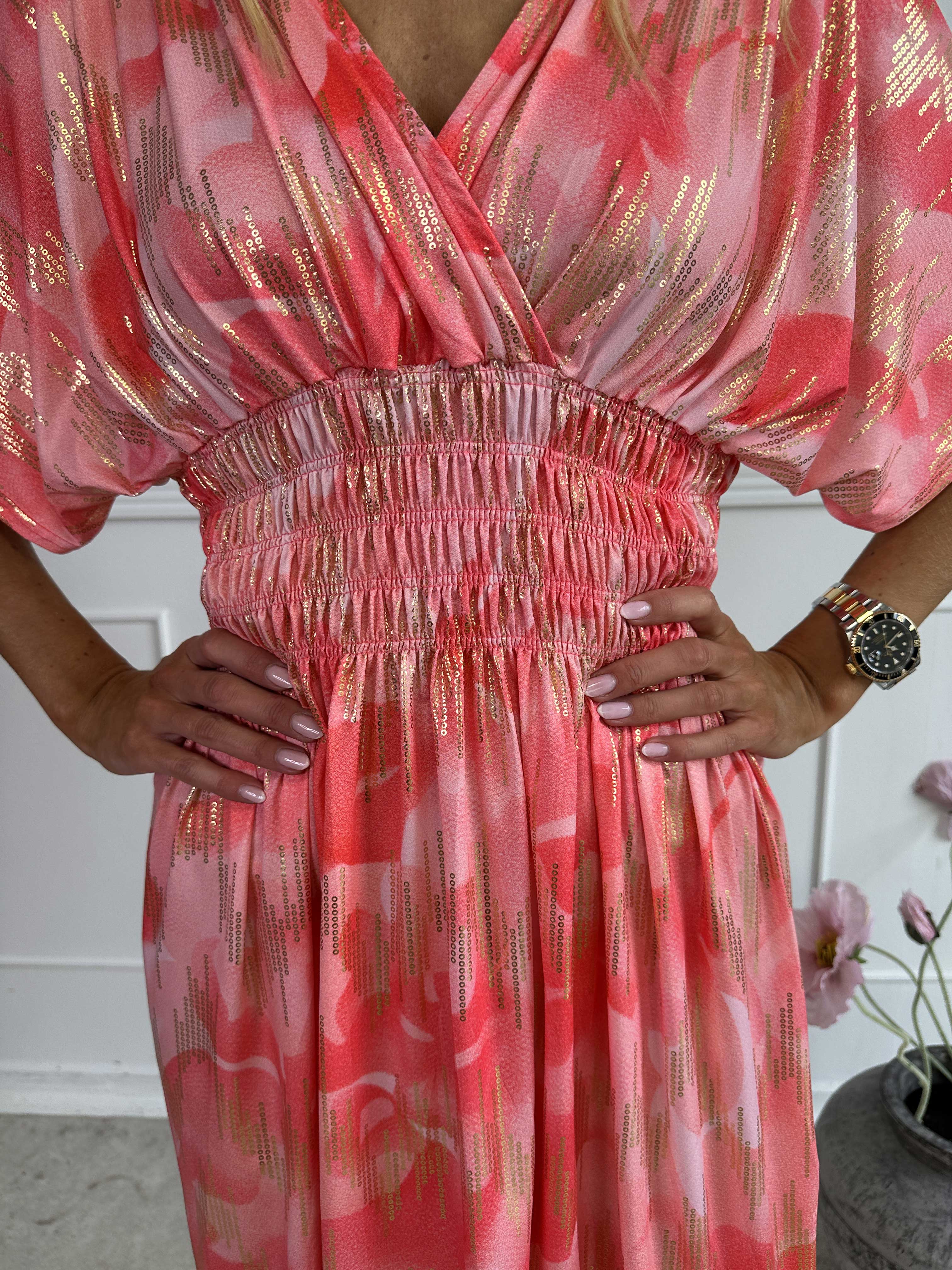 Pams Glamorous Short - Kort elastisk kjole med fine guld detaljer