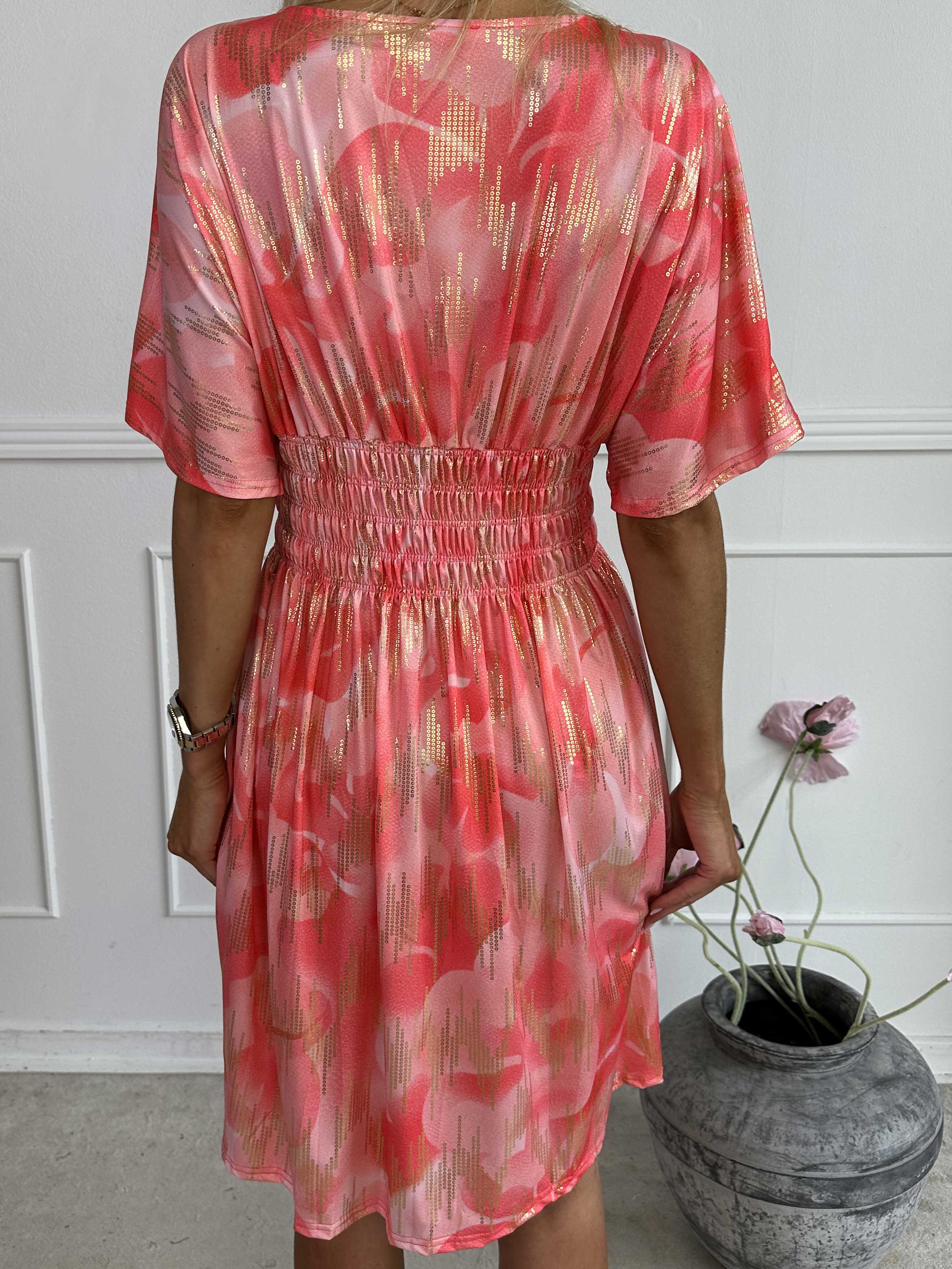 Pams Glamorous Short - Kort elastisk kjole med fine guld detaljer