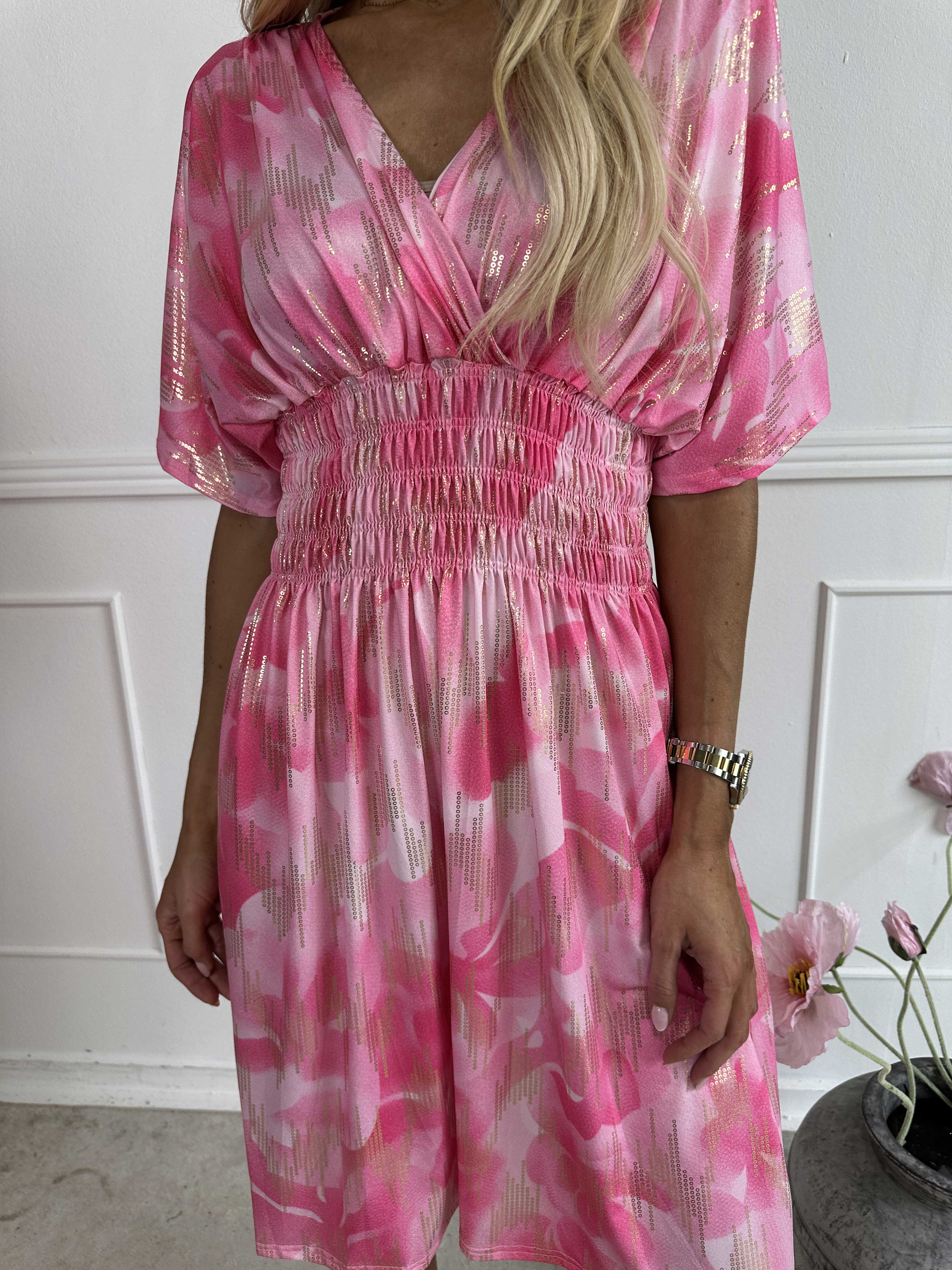 Pams Glamorous Short - Kort elastisk kjole med fine guld detaljer