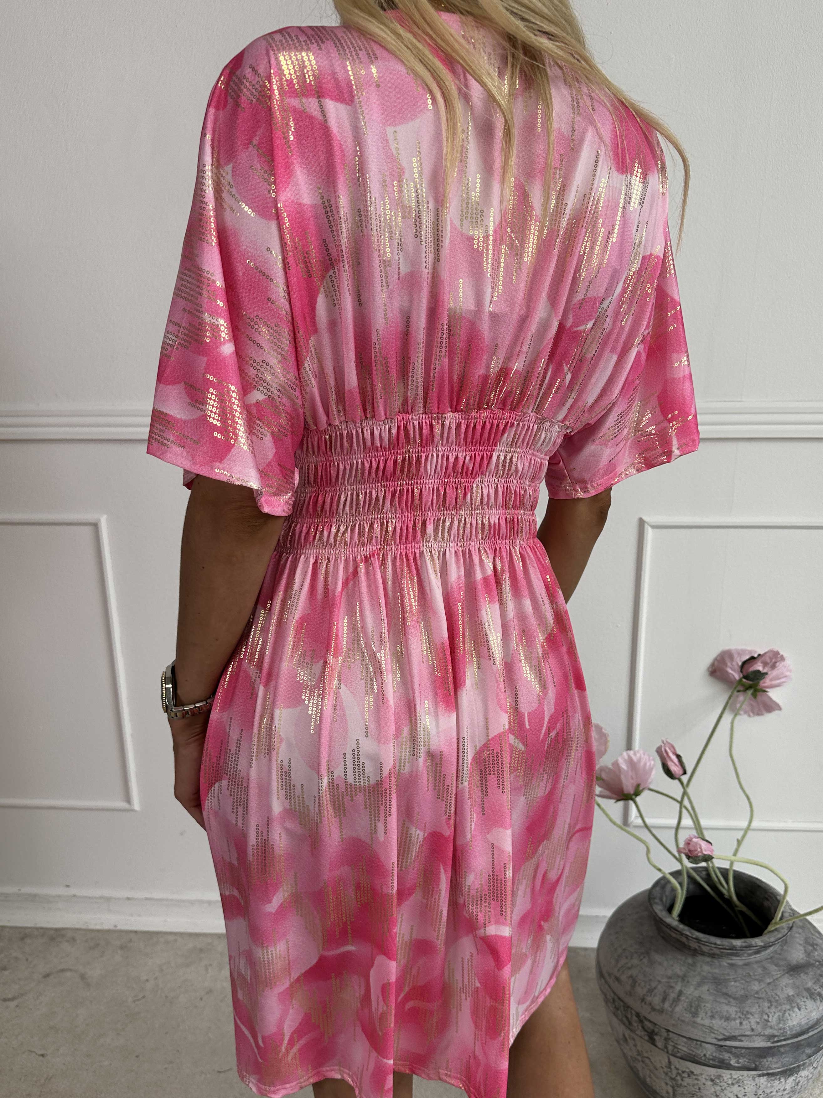 Pams Glamorous Short - Kort elastisk kjole med fine guld detaljer