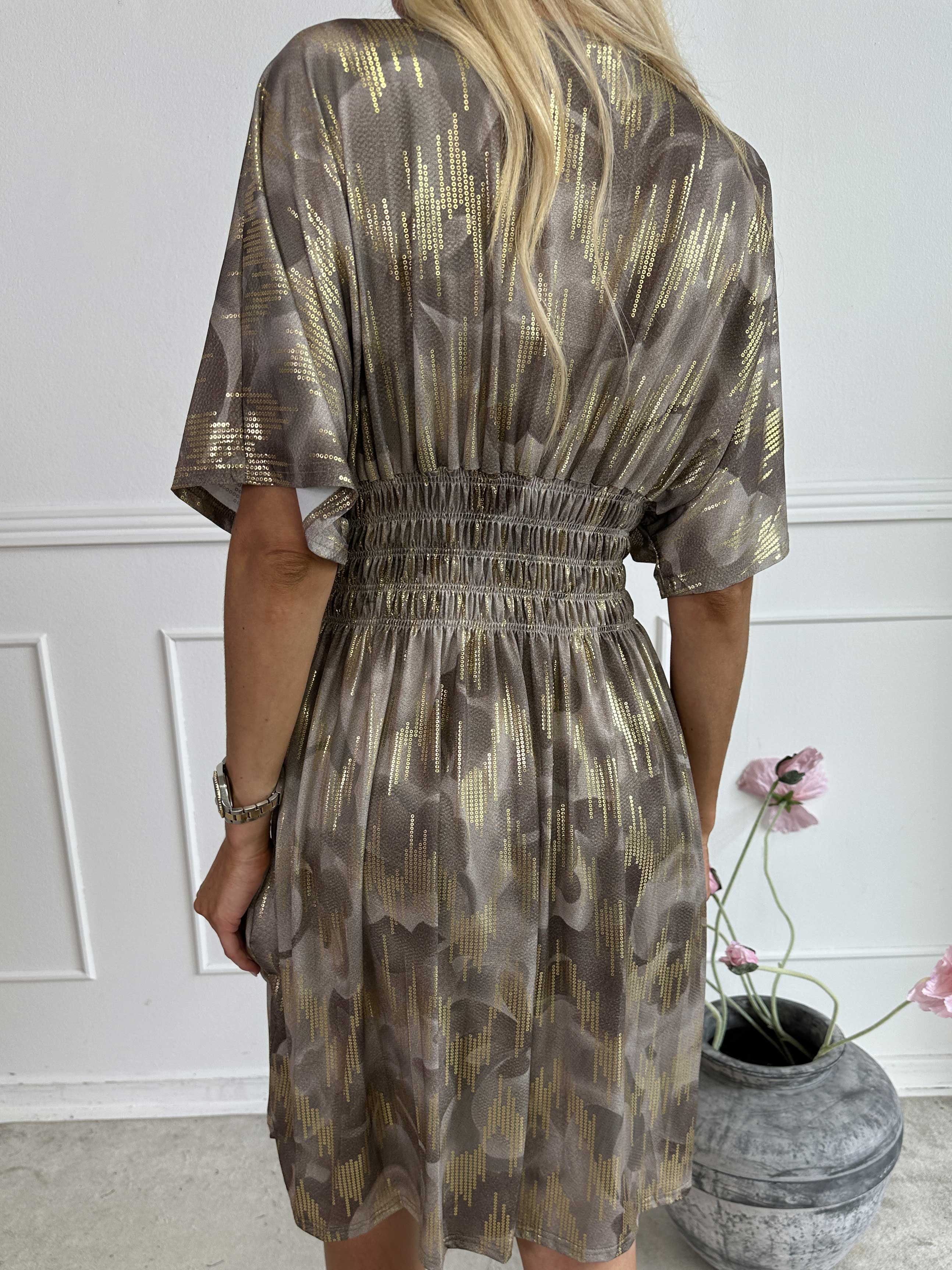 Pams Glamorous Short - Kort elastisk kjole med fine guld detaljer