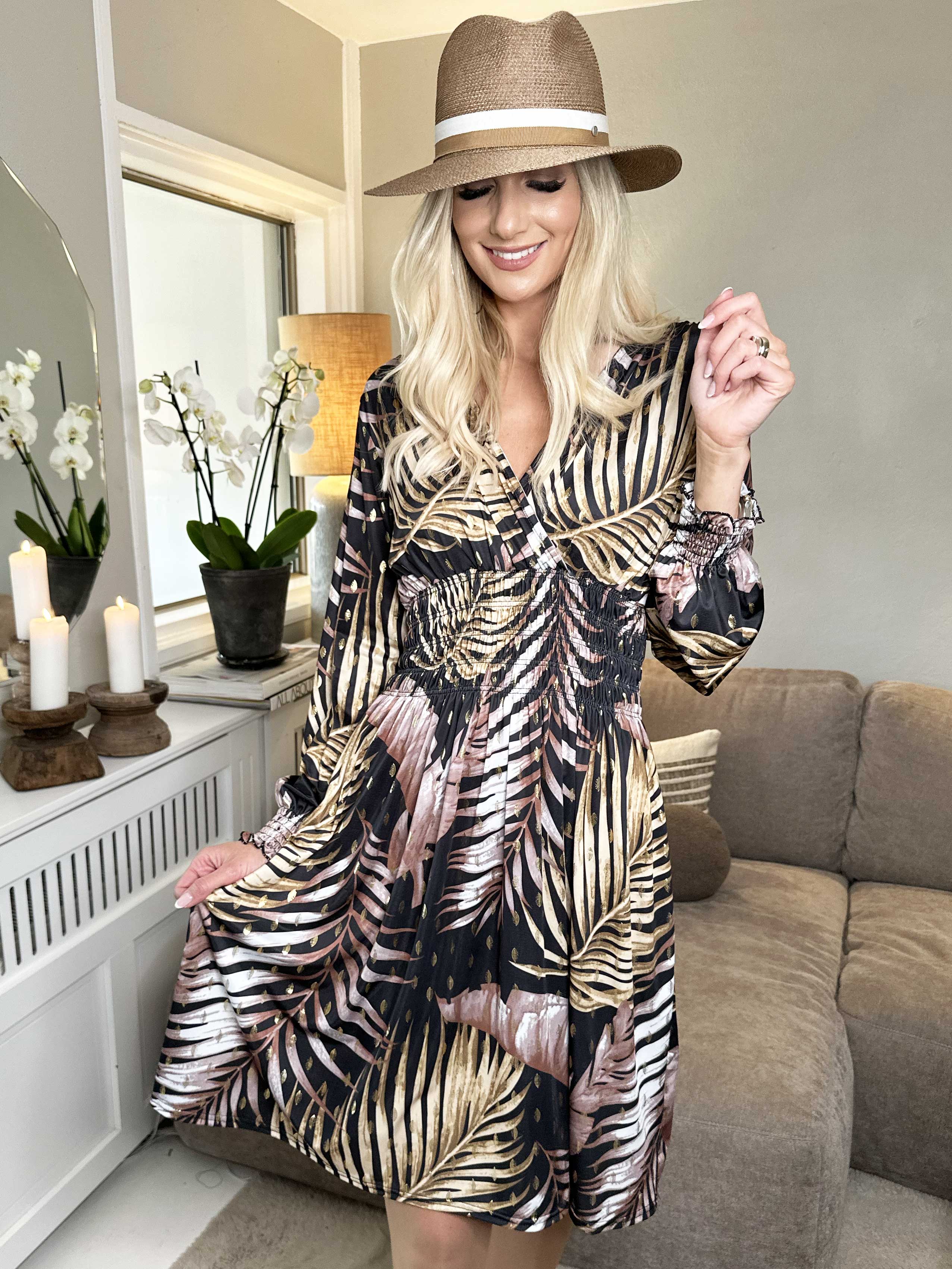 Pams Leaf Short L/S - Elastisk mønstret kjole i krølfrit stof