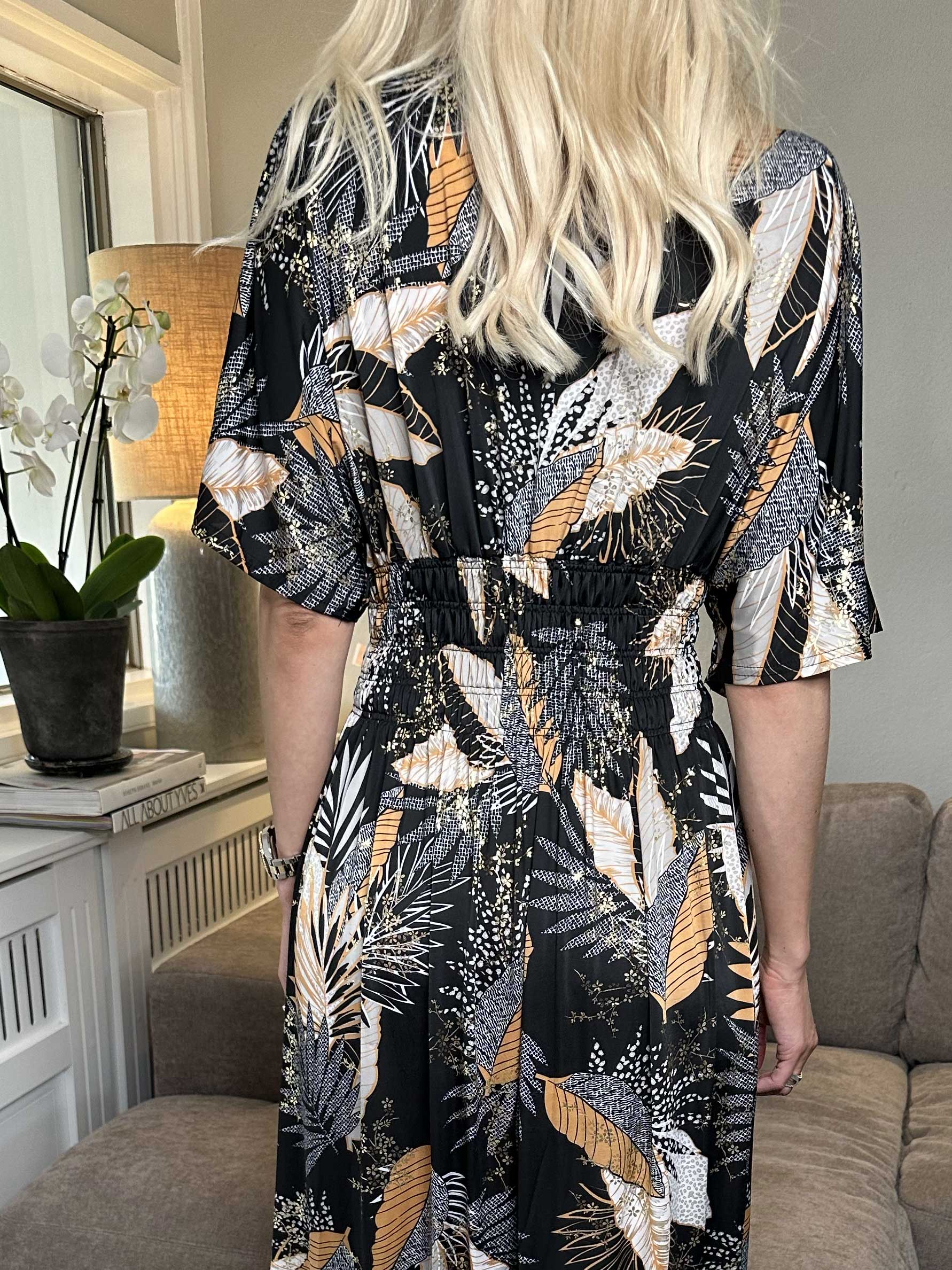 Pams Leafy - Lang elastisk kjole i krølfrit stof