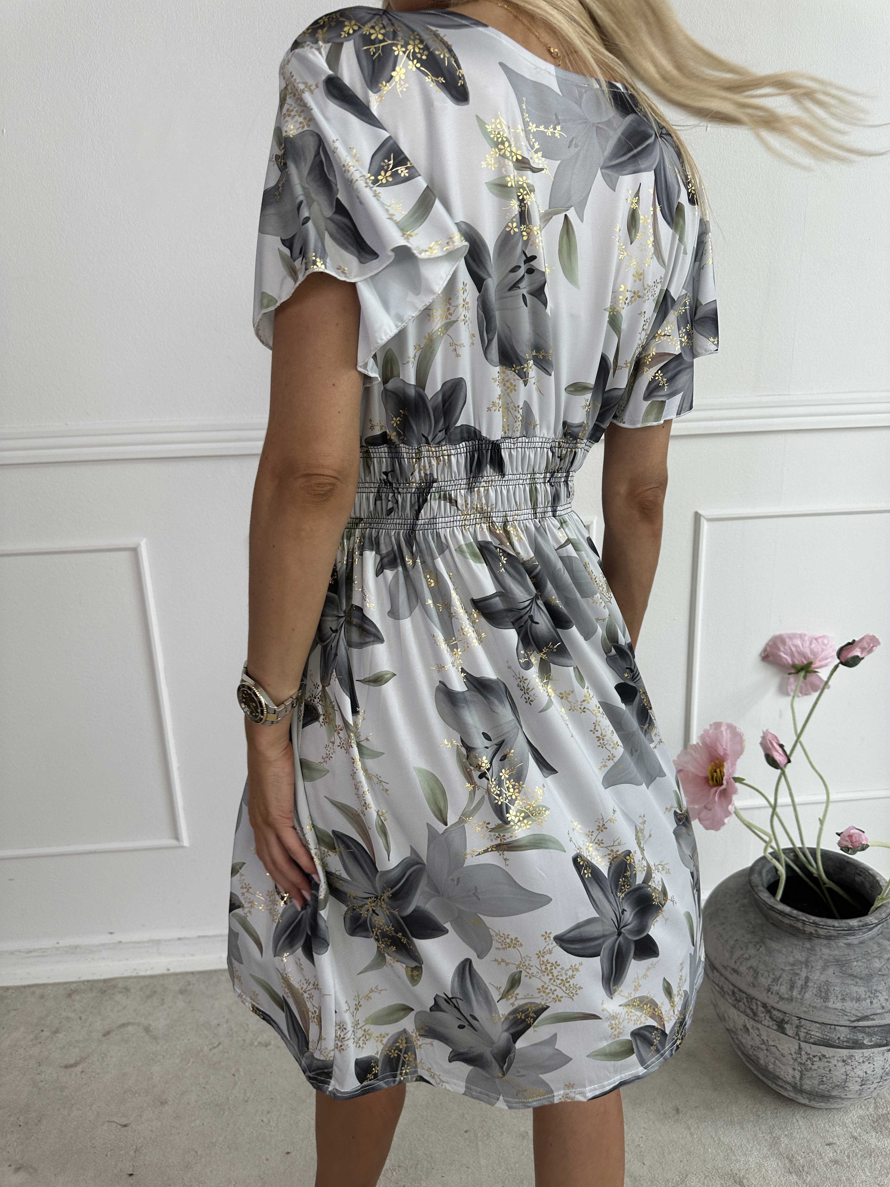 Pams Lilies Short - Kort elastisk kjole med lilje motiver og guld detaljer