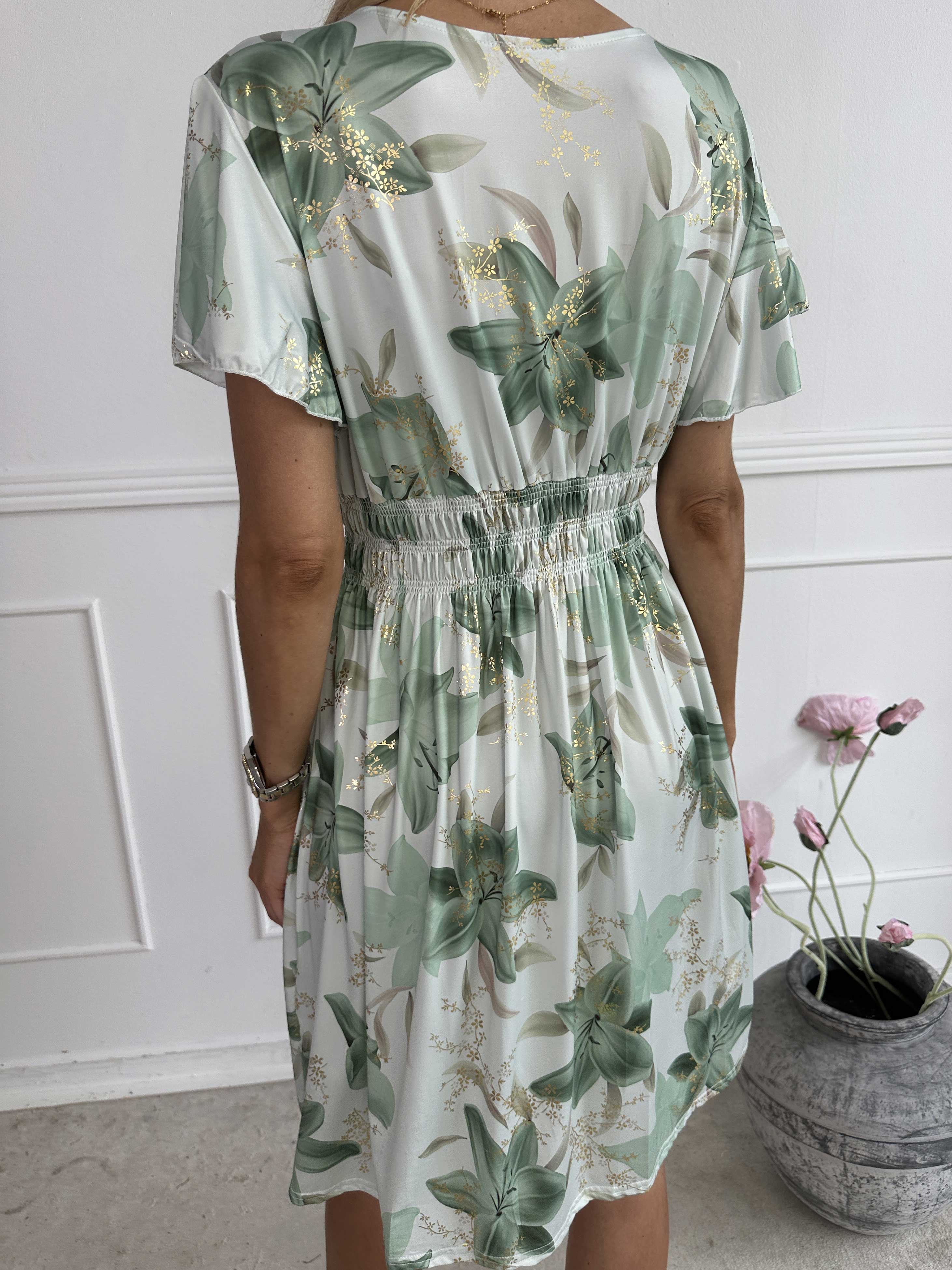 Pams Lilies Short - Kort elastisk kjole med lilje motiver og guld detaljer