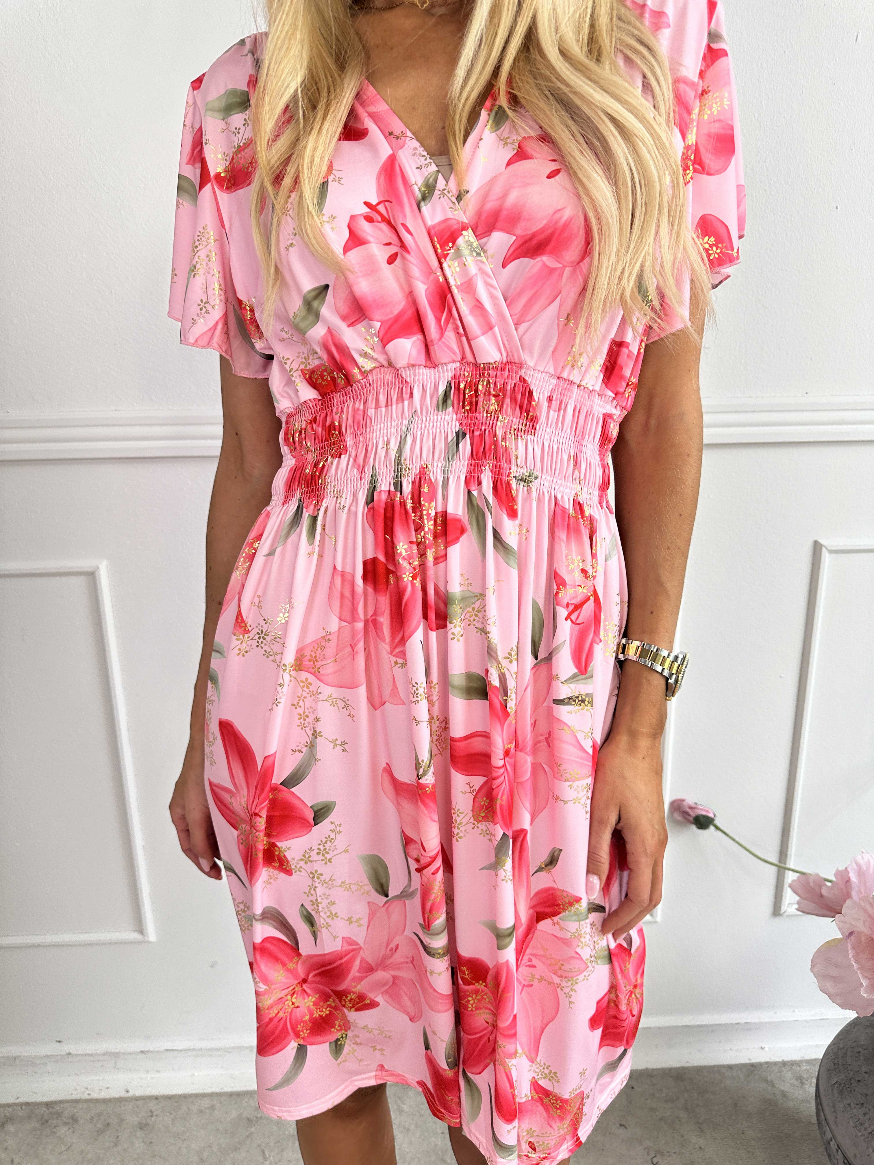 Pams Lilies Short - Kort elastisk kjole med lilje motiver og guld detaljer