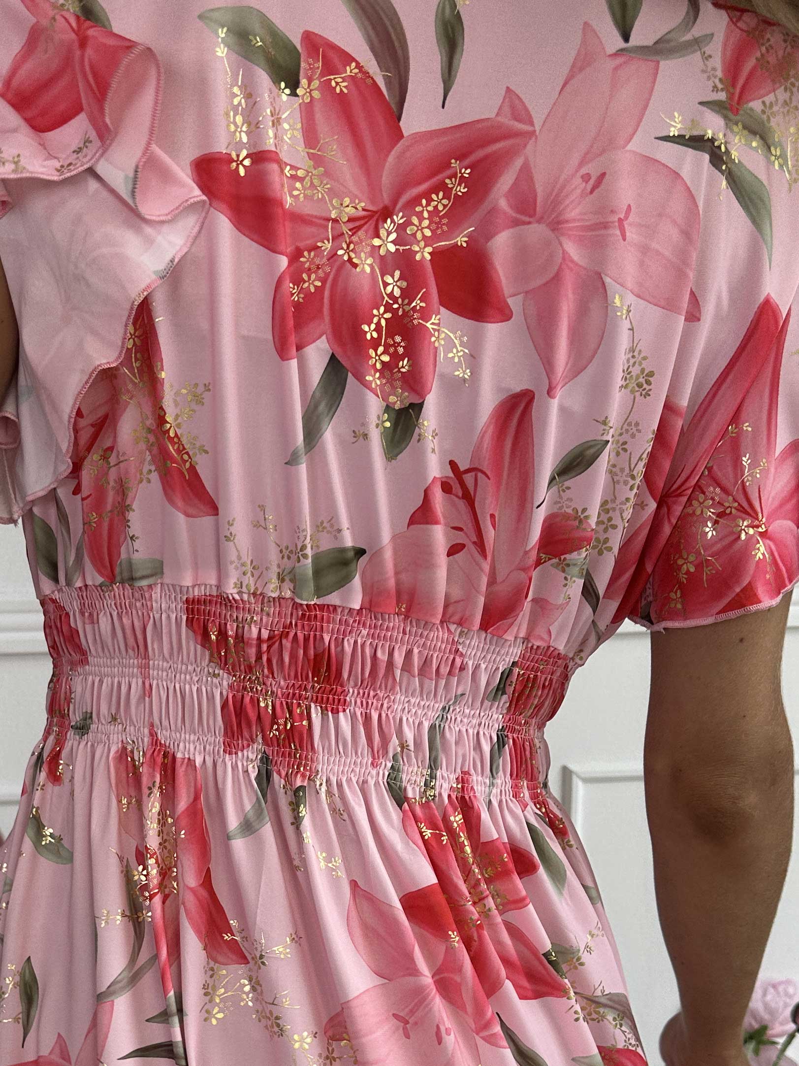 Pams Lilies Short - Kort elastisk kjole med lilje motiver og guld detaljer