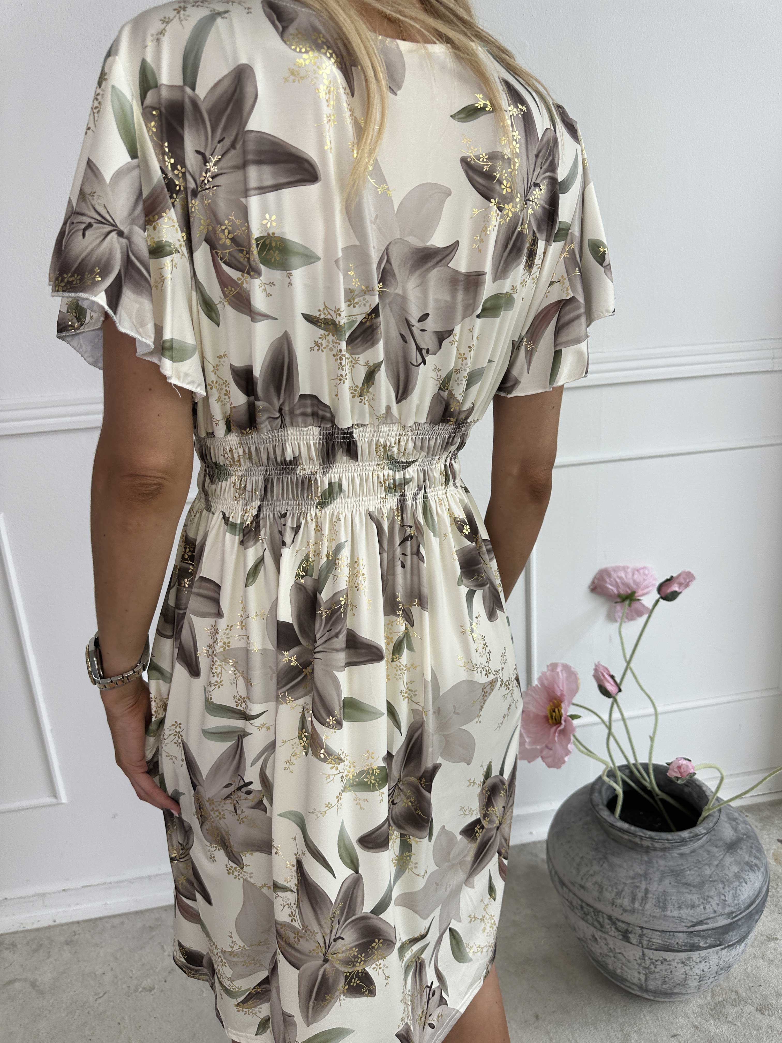 Pams Lilies Short - Kort elastisk kjole med lilje motiver og guld detaljer
