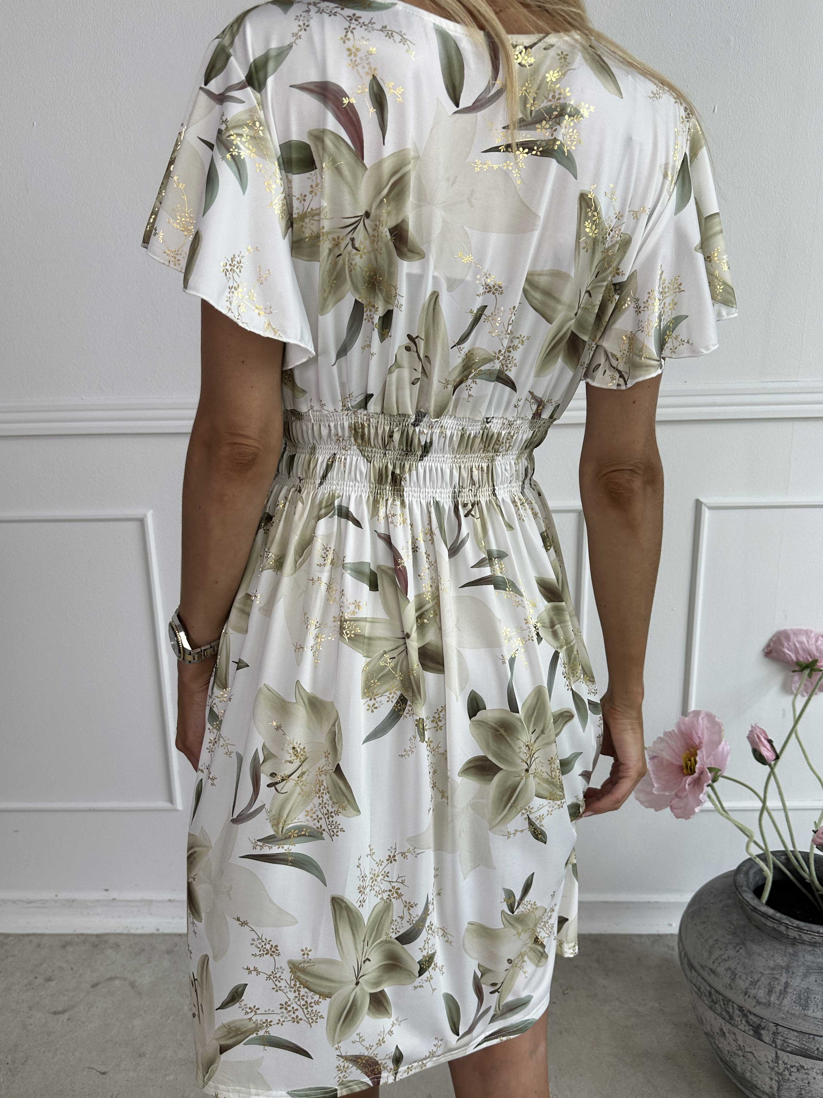 Pams Lilies Short - Kort elastisk kjole med lilje motiver og guld detaljer