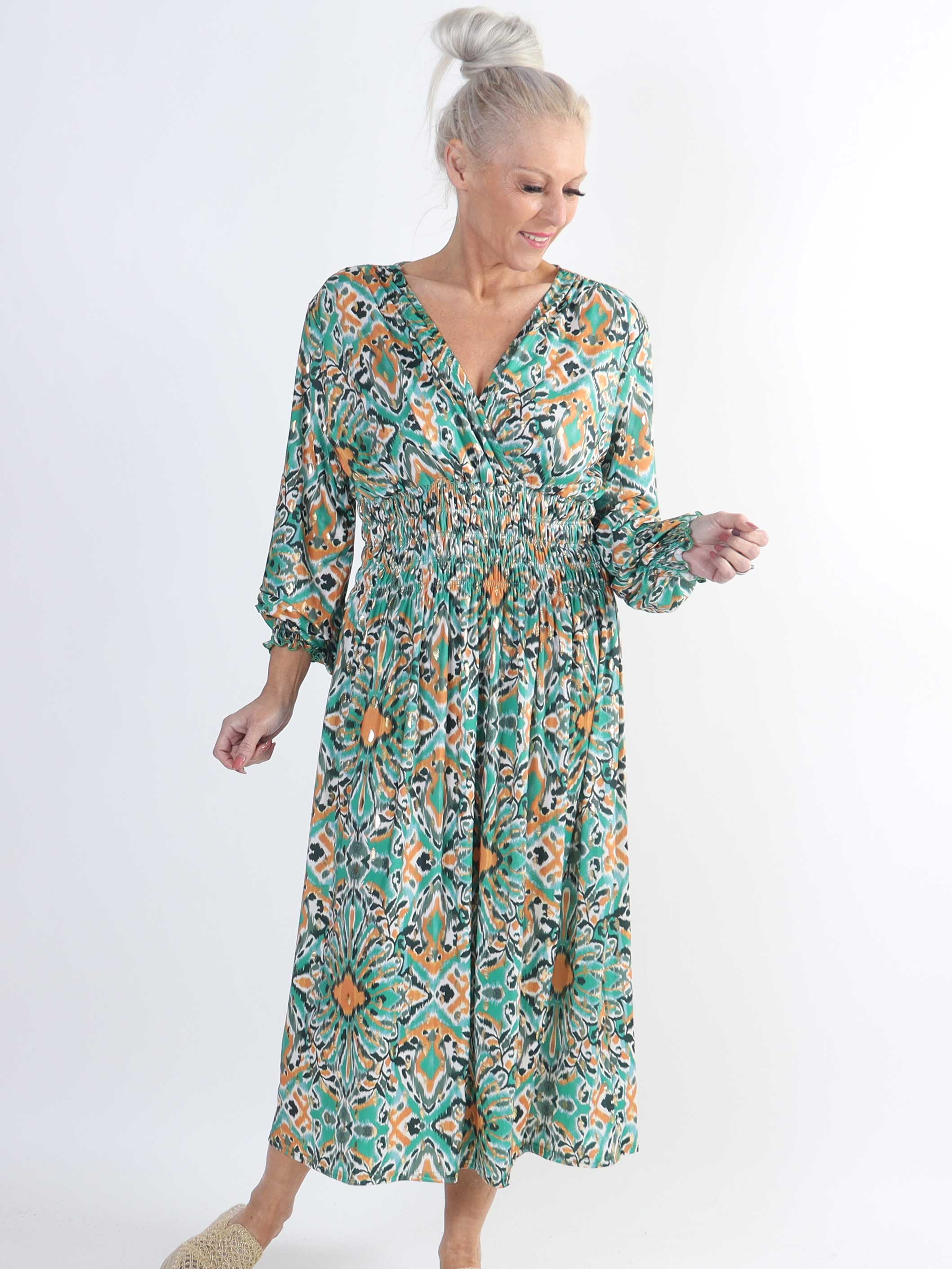 Pams Peacock Midi L/S - Elastisk mønstret plus size kjole i krølfrit stof