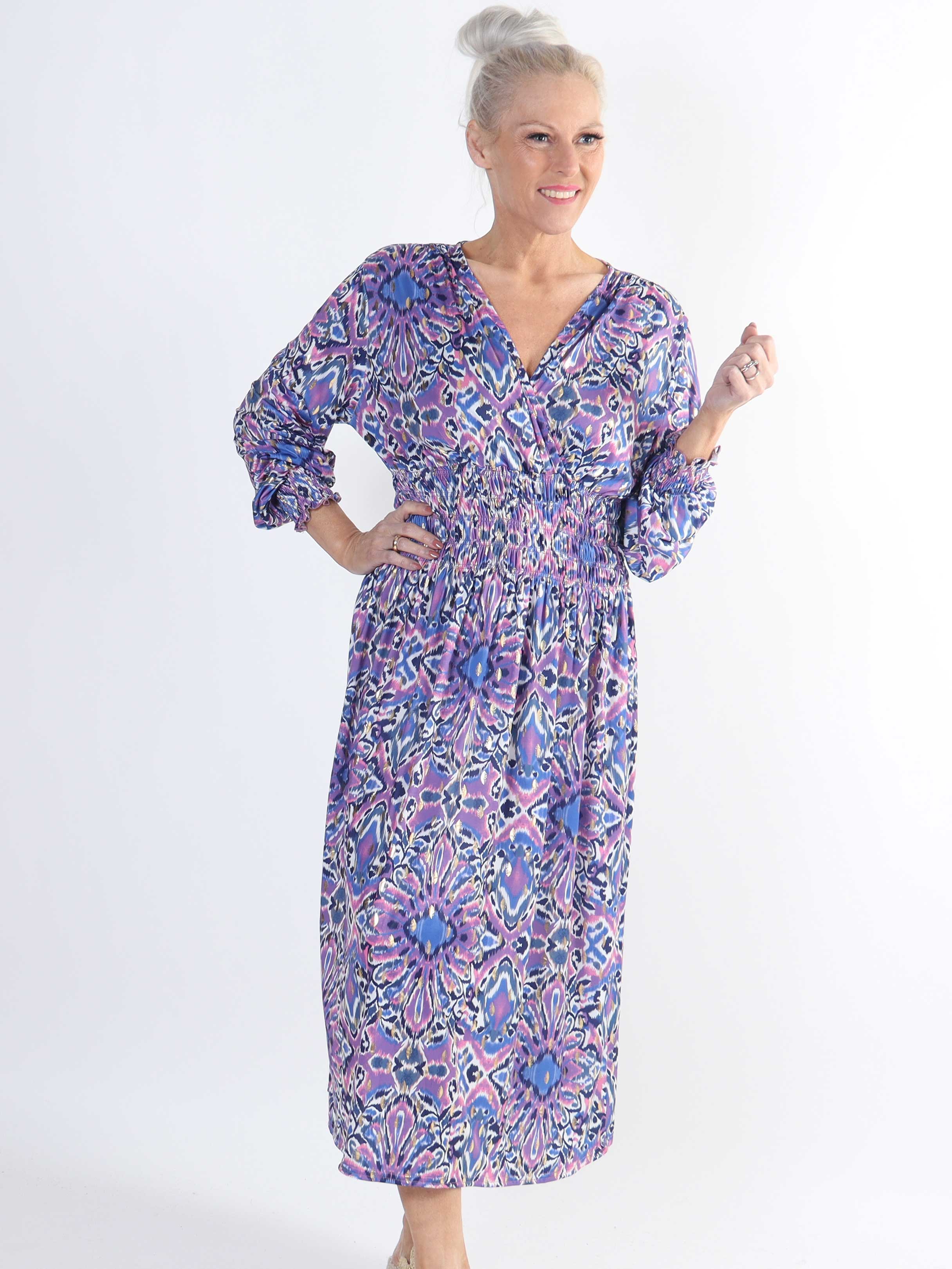 Pams Peacock Midi L/S - Elastisk mønstret plus size kjole i krølfrit stof