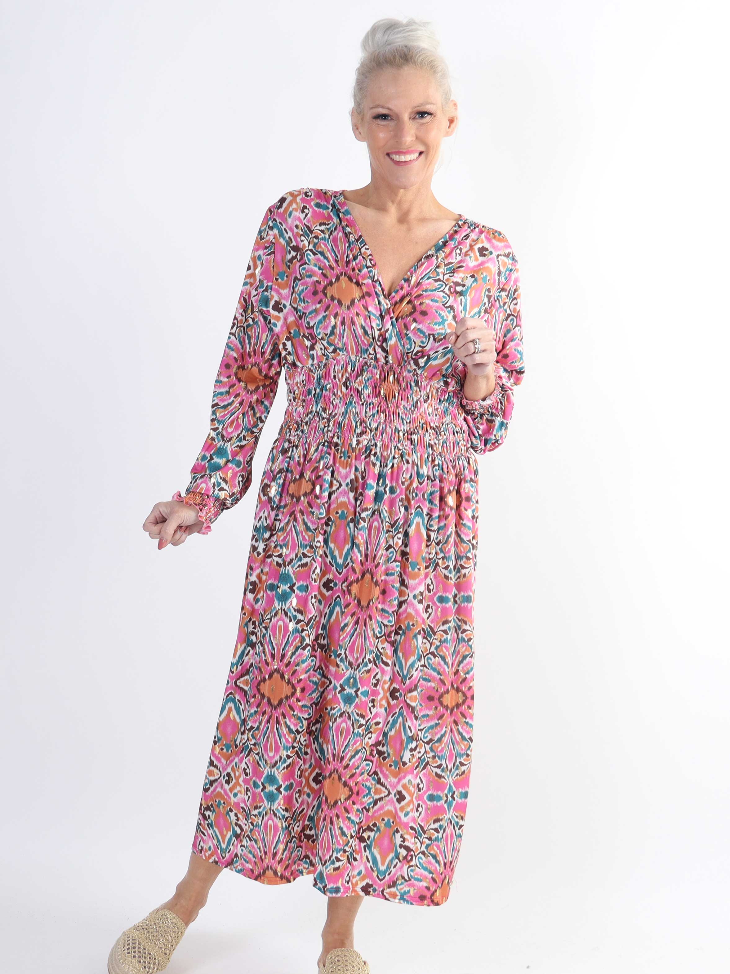 Pams Peacock Midi L/S - Elastisk mønstret plus size kjole i krølfrit stof