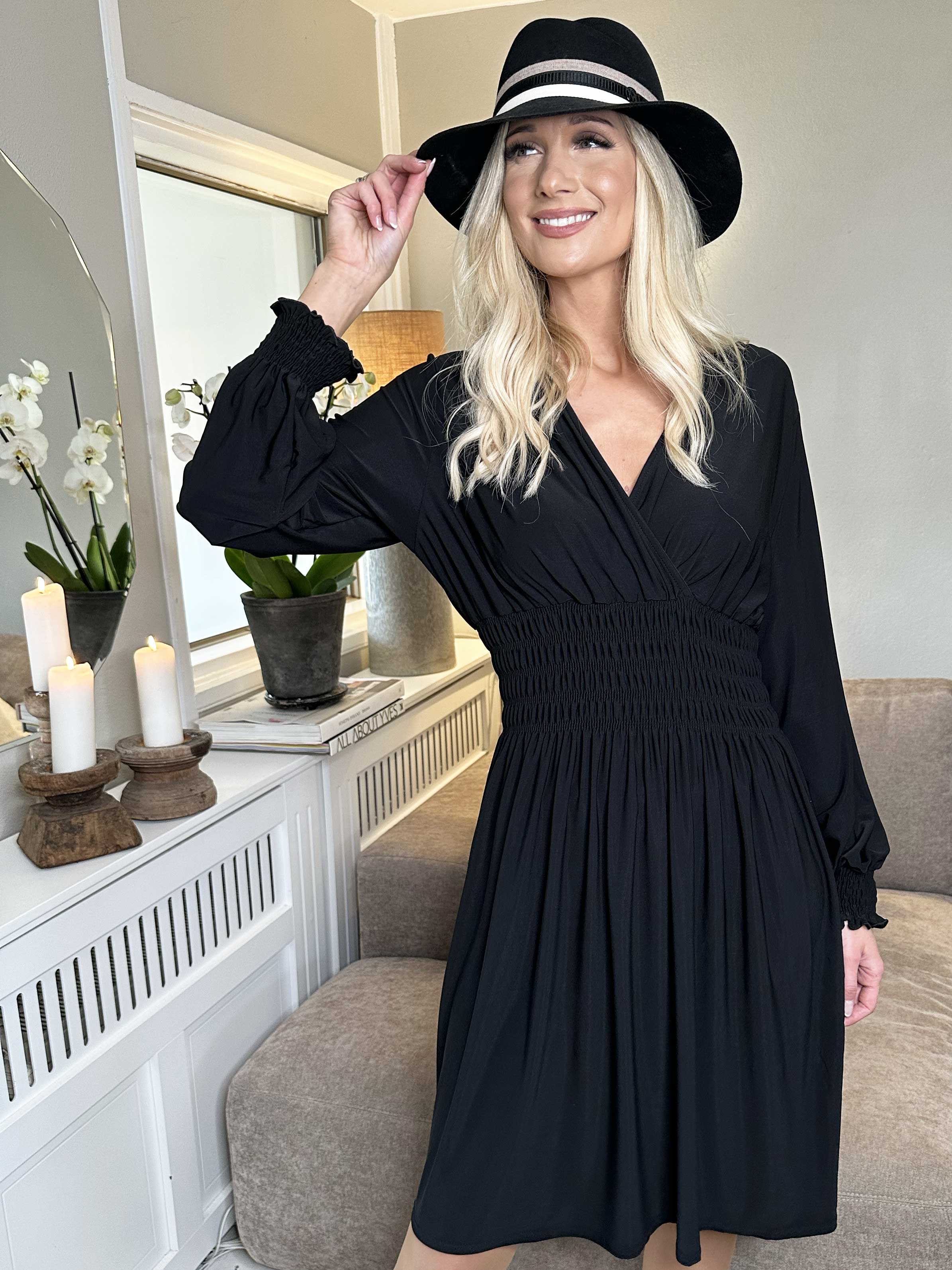 Pams Plain Short L/S - Elastisk kort kjole med smock og lange ærmer