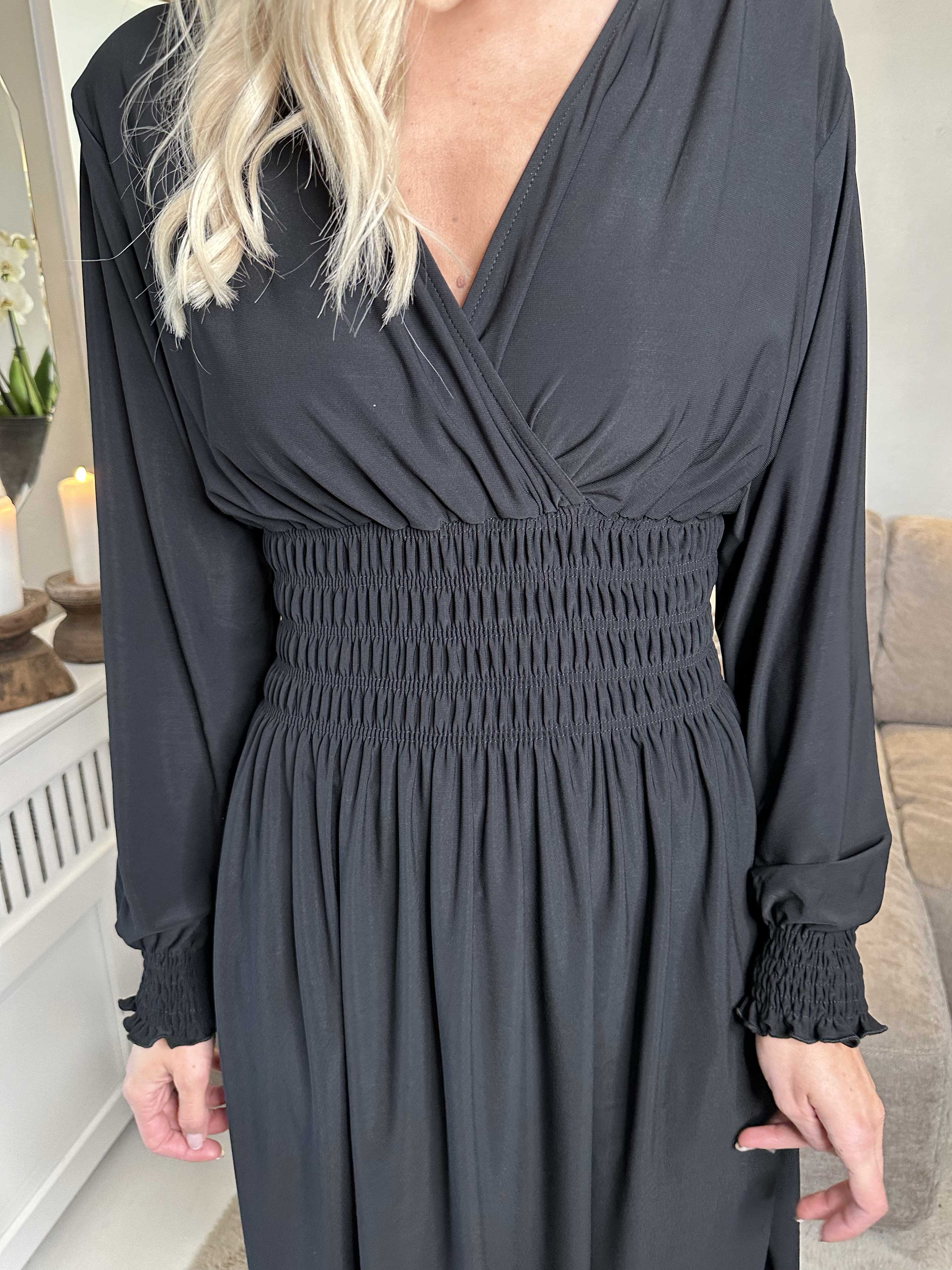 Pams Plain Short L/S - Elastisk kort kjole med smock og lange ærmer