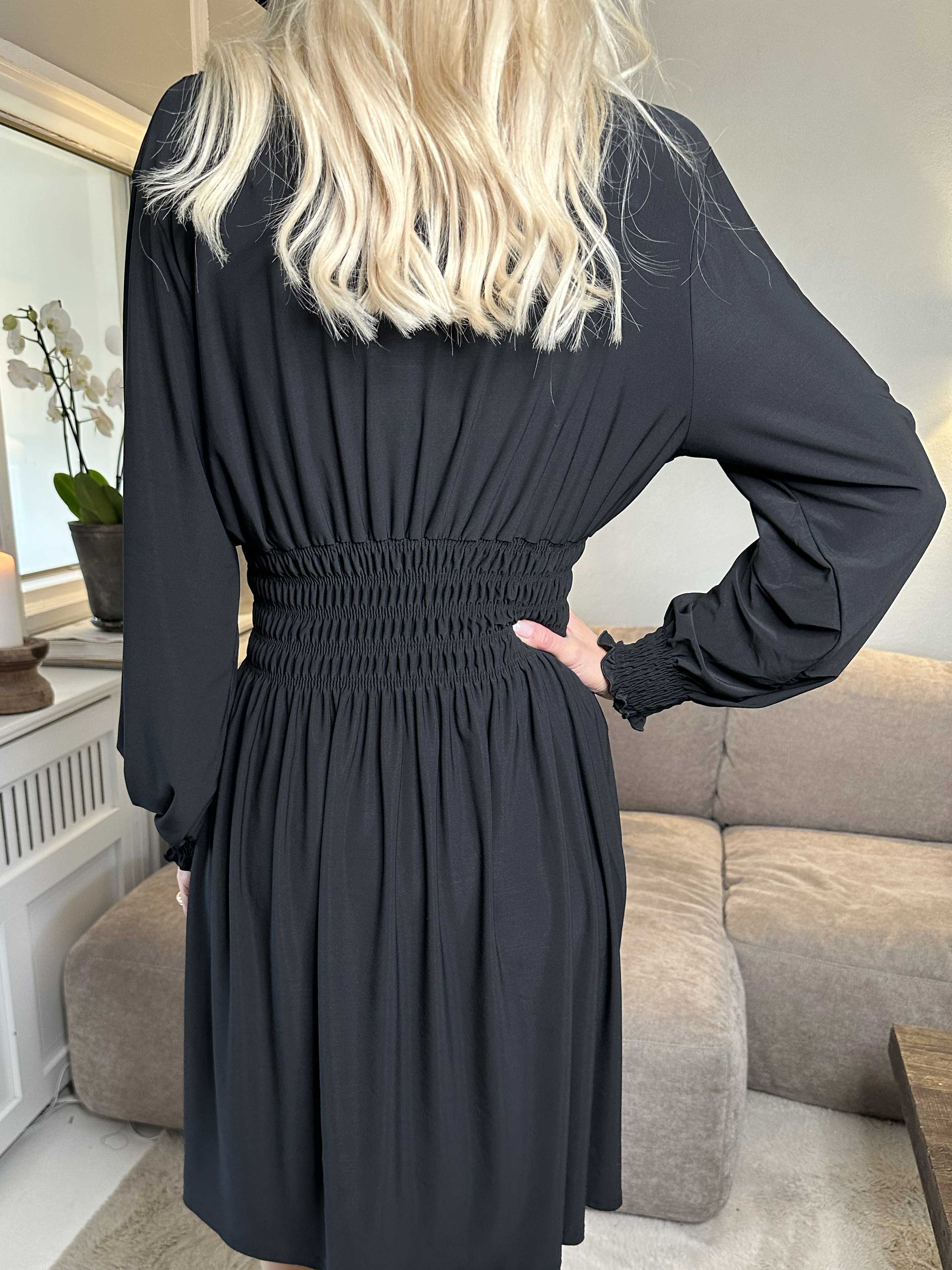 Pams Plain Short L/S - Elastisk kort kjole med smock og lange ærmer