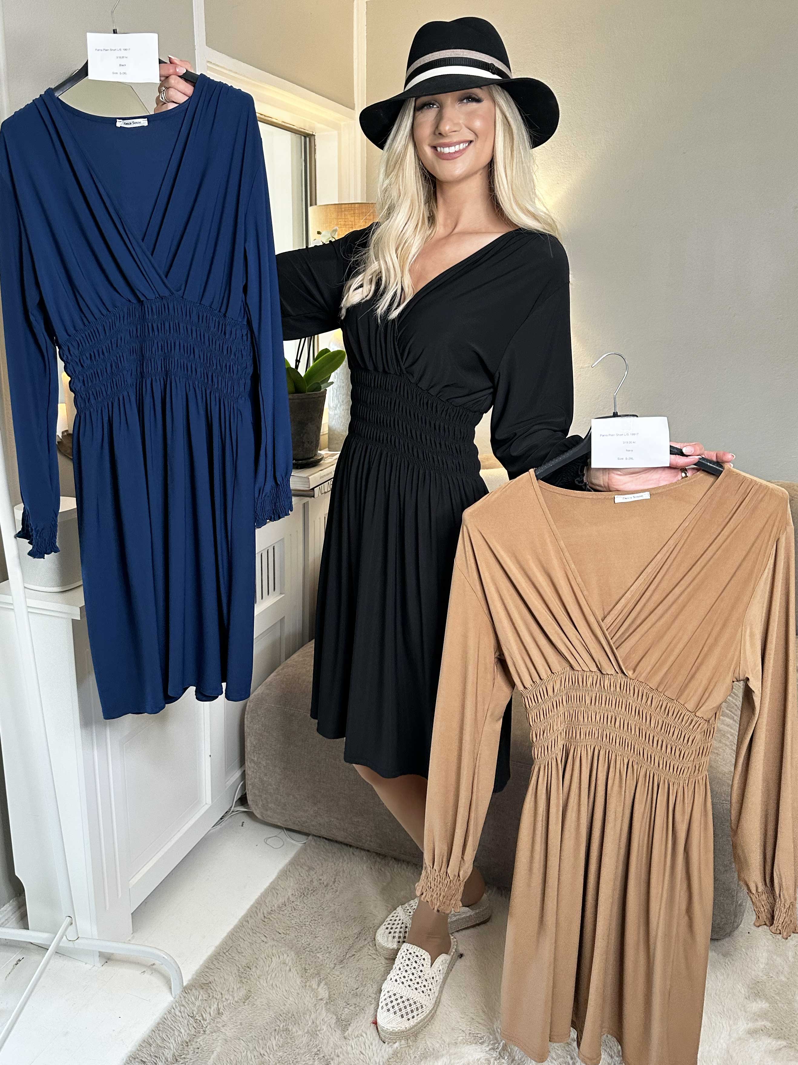 Pams Plain Short L/S - Elastisk kort kjole med smock og lange ærmer