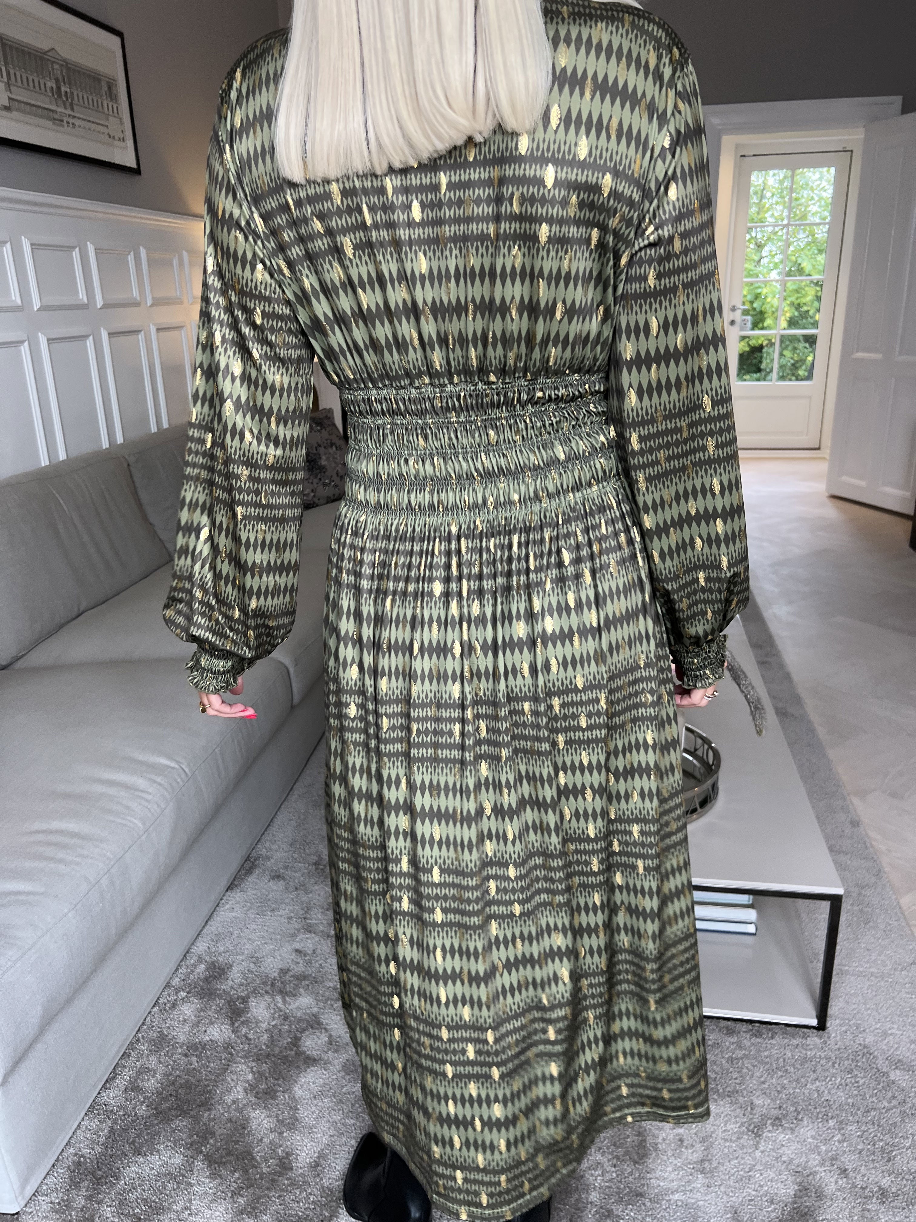 Pams Stripe Midi L/S - Elastisk mønstret kjole med gulddetaljer