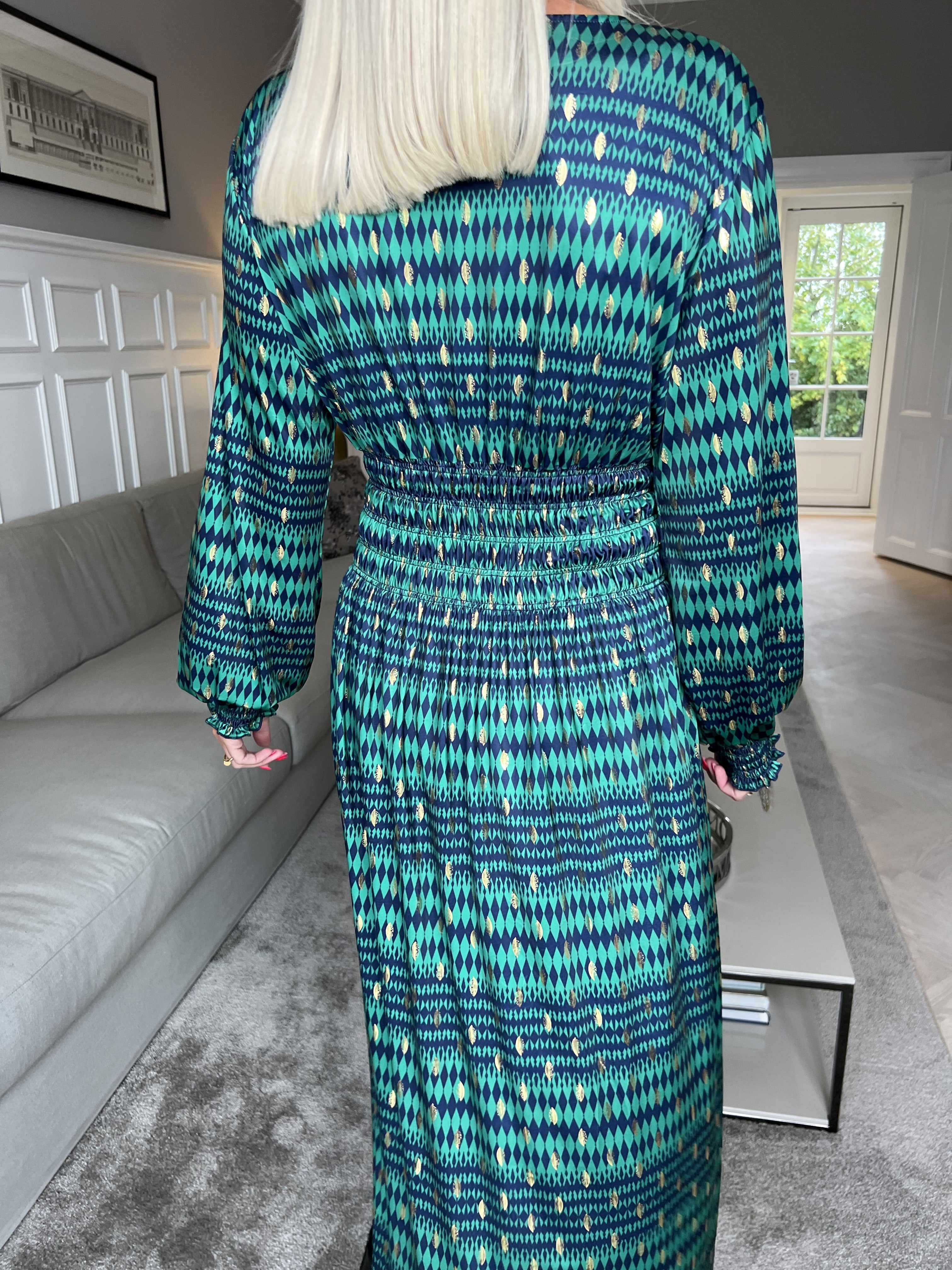 Pams Stripe Midi L/S - Elastisk mønstret kjole med gulddetaljer