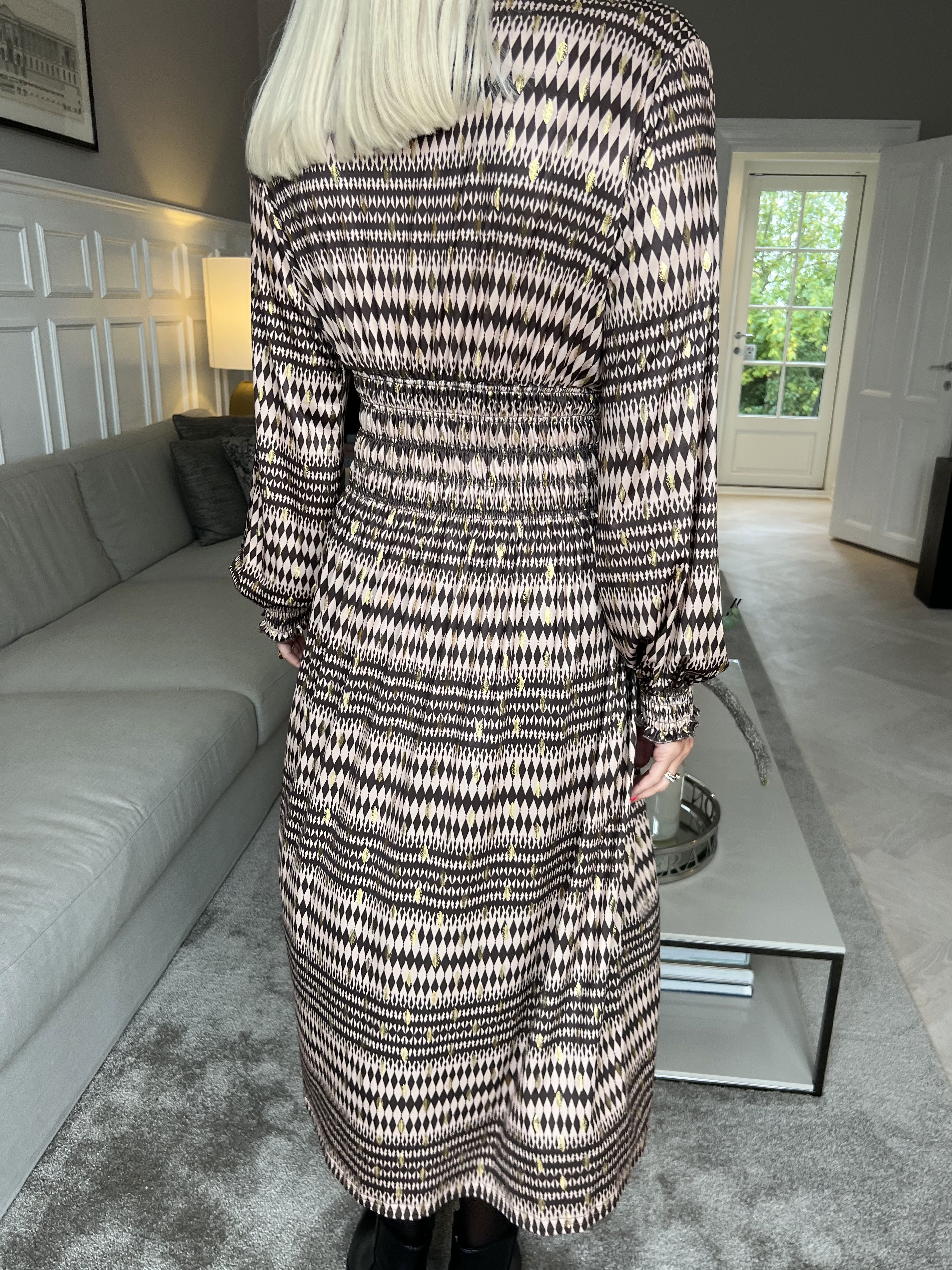 Pams Stripe Midi L/S - Elastisk mønstret kjole med gulddetaljer