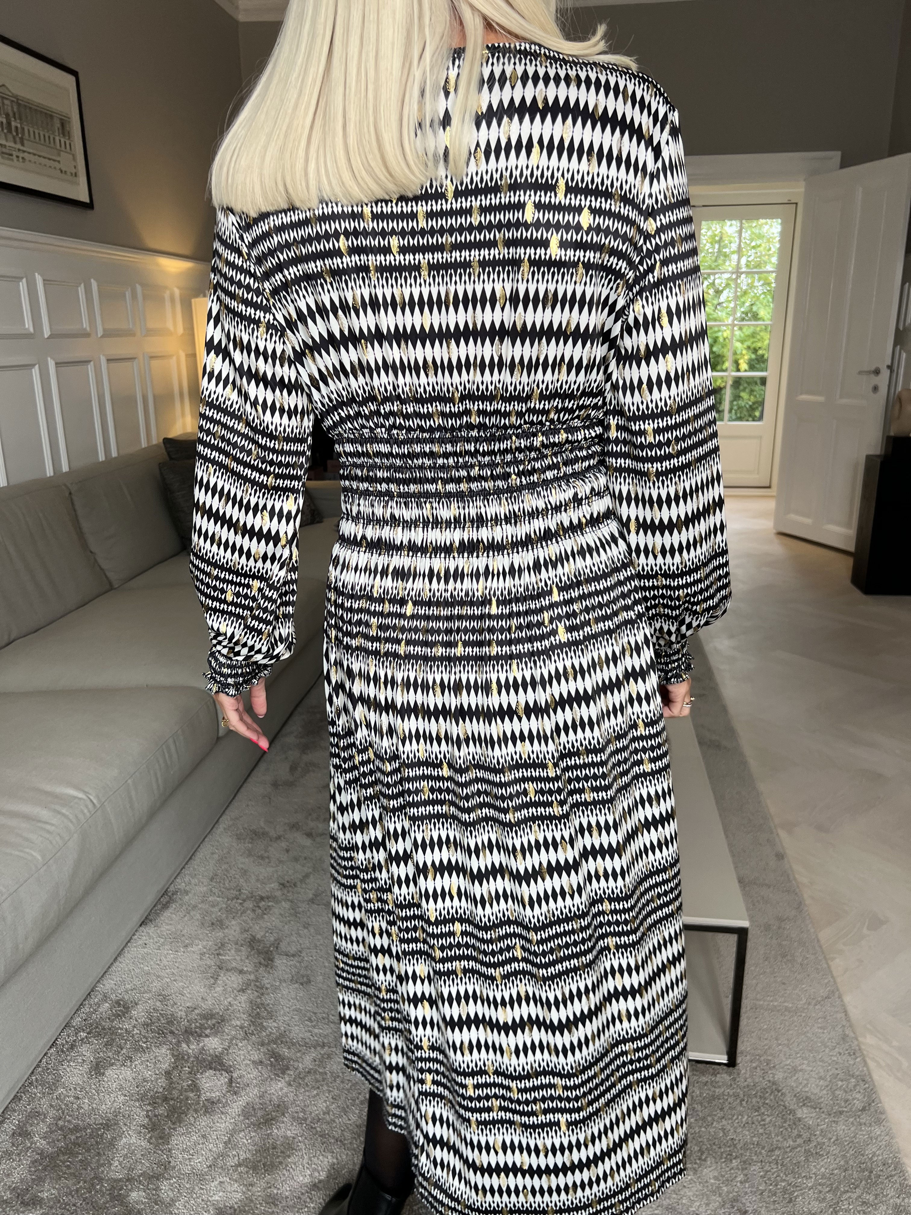 Pams Stripe Midi L/S - Elastisk mønstret kjole med gulddetaljer