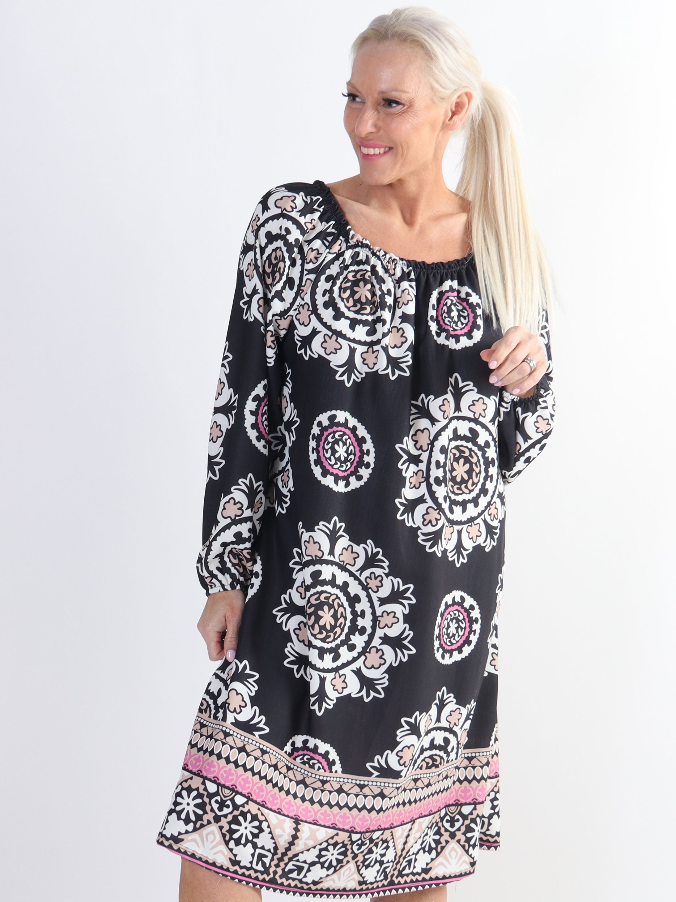 Paulina - Plus size langærmet kjole med elastik i udskæringen