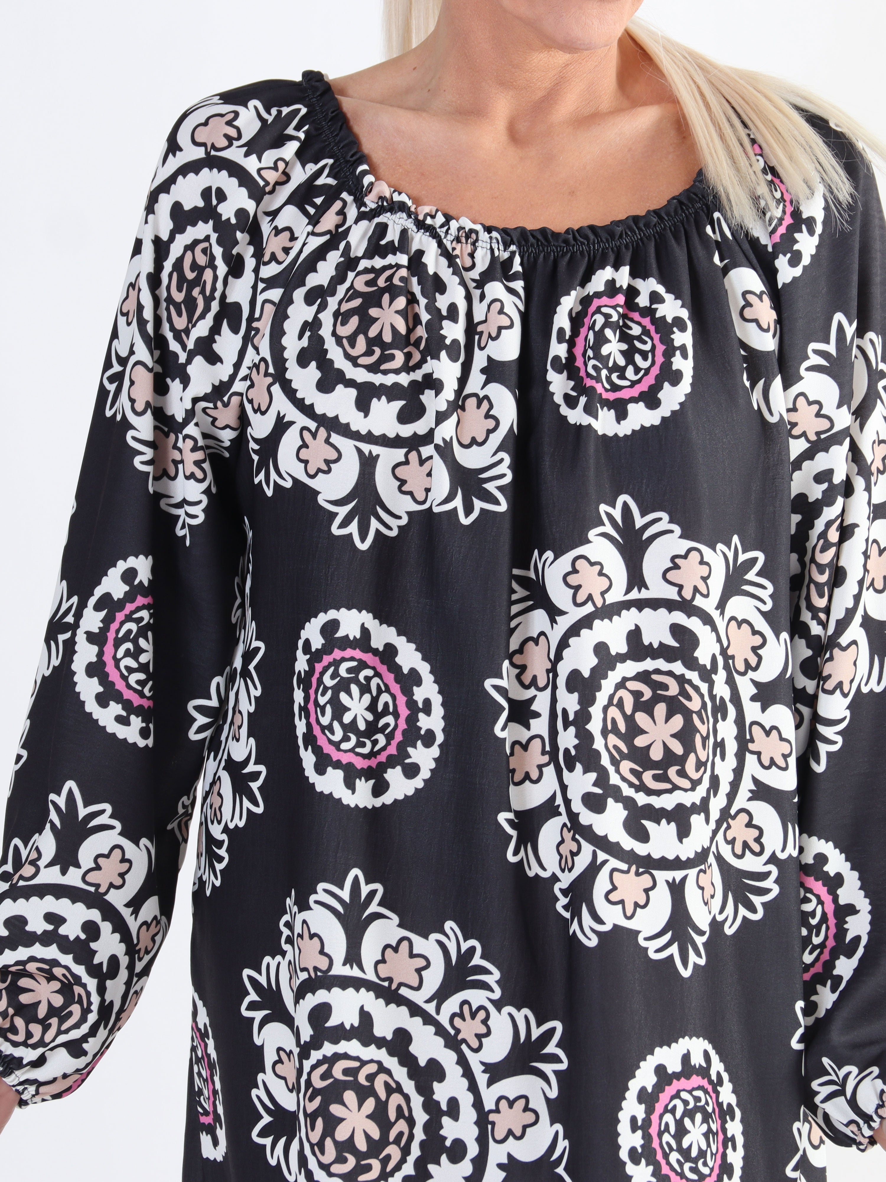 Paulina - Plus size langærmet kjole med elastik i udskæringen