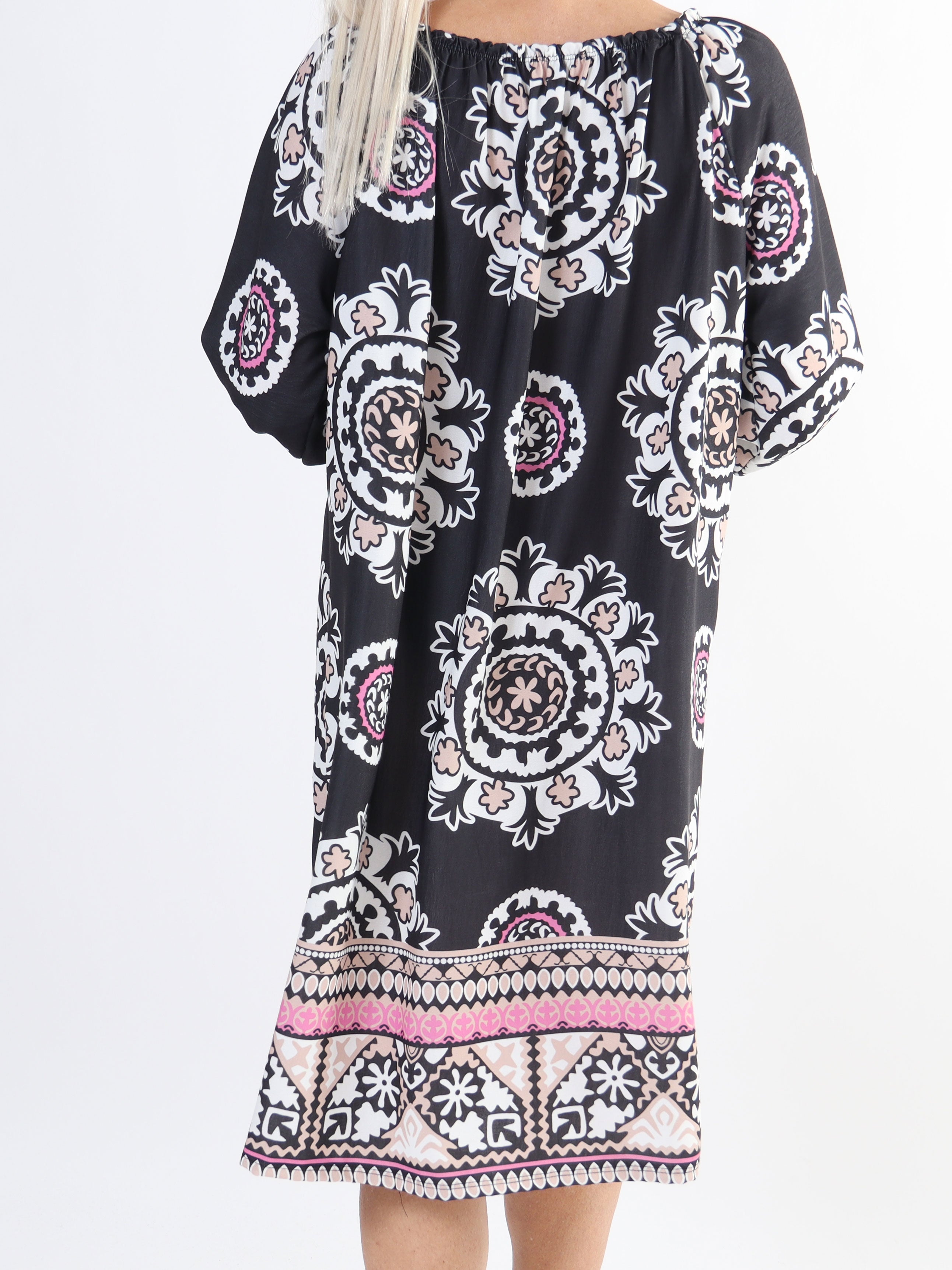 Paulina - Plus size langærmet kjole med elastik i udskæringen