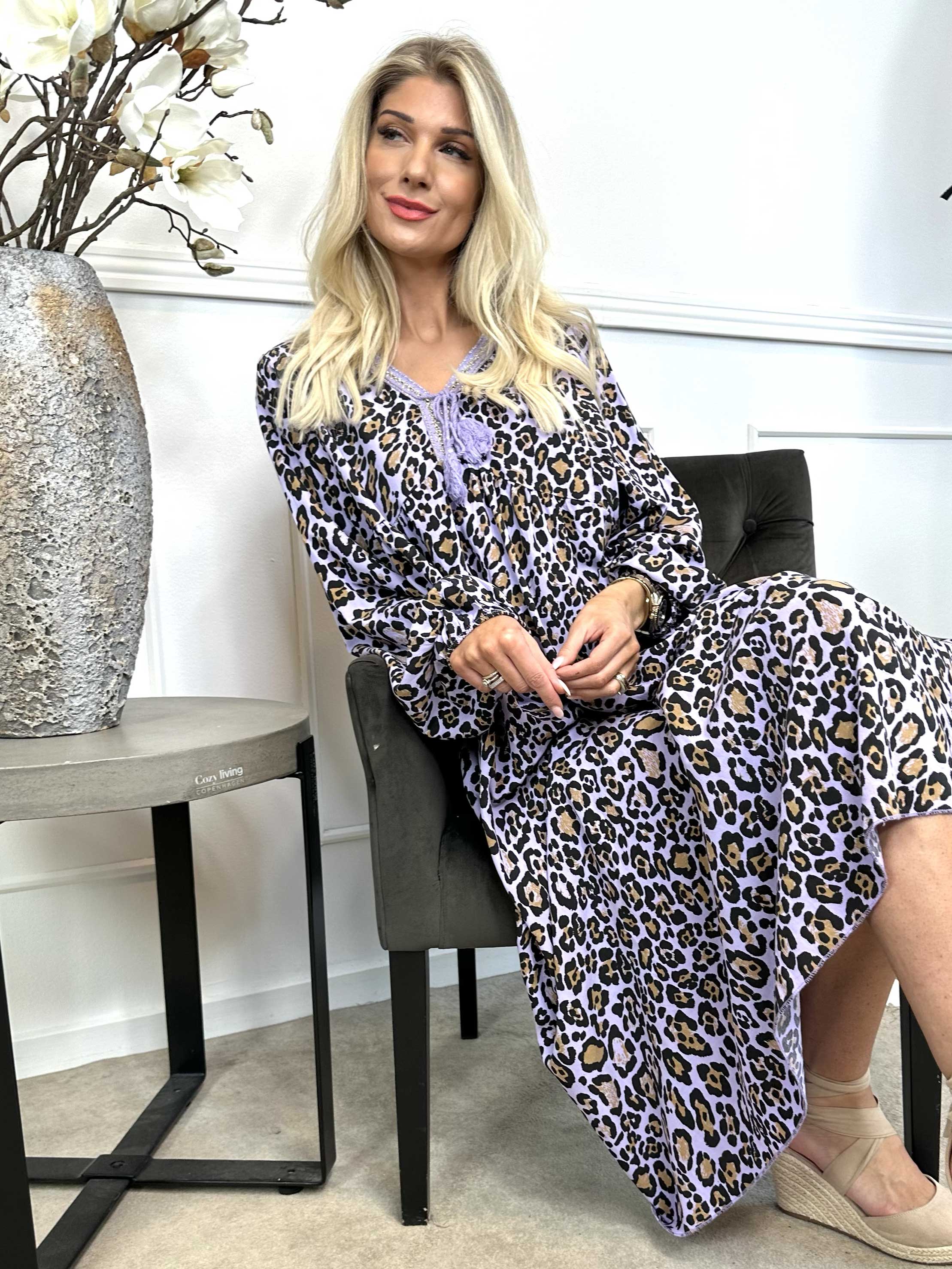 Rebecca - Lang tunikakjole i leopardprint