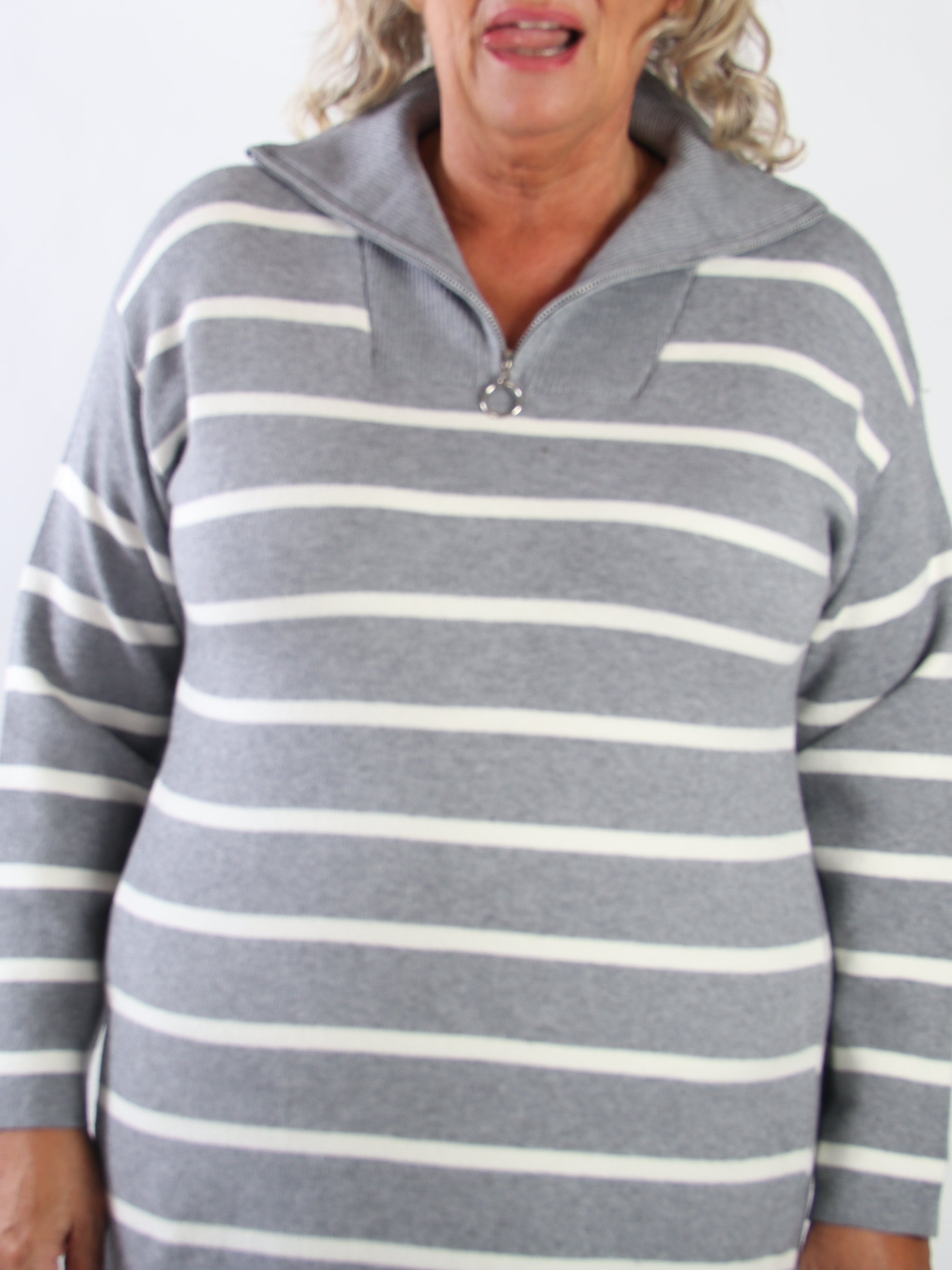 Saimine - Plus size strikkjole med striber, blød kvalitet og stretch samt lynlås i udskæringen