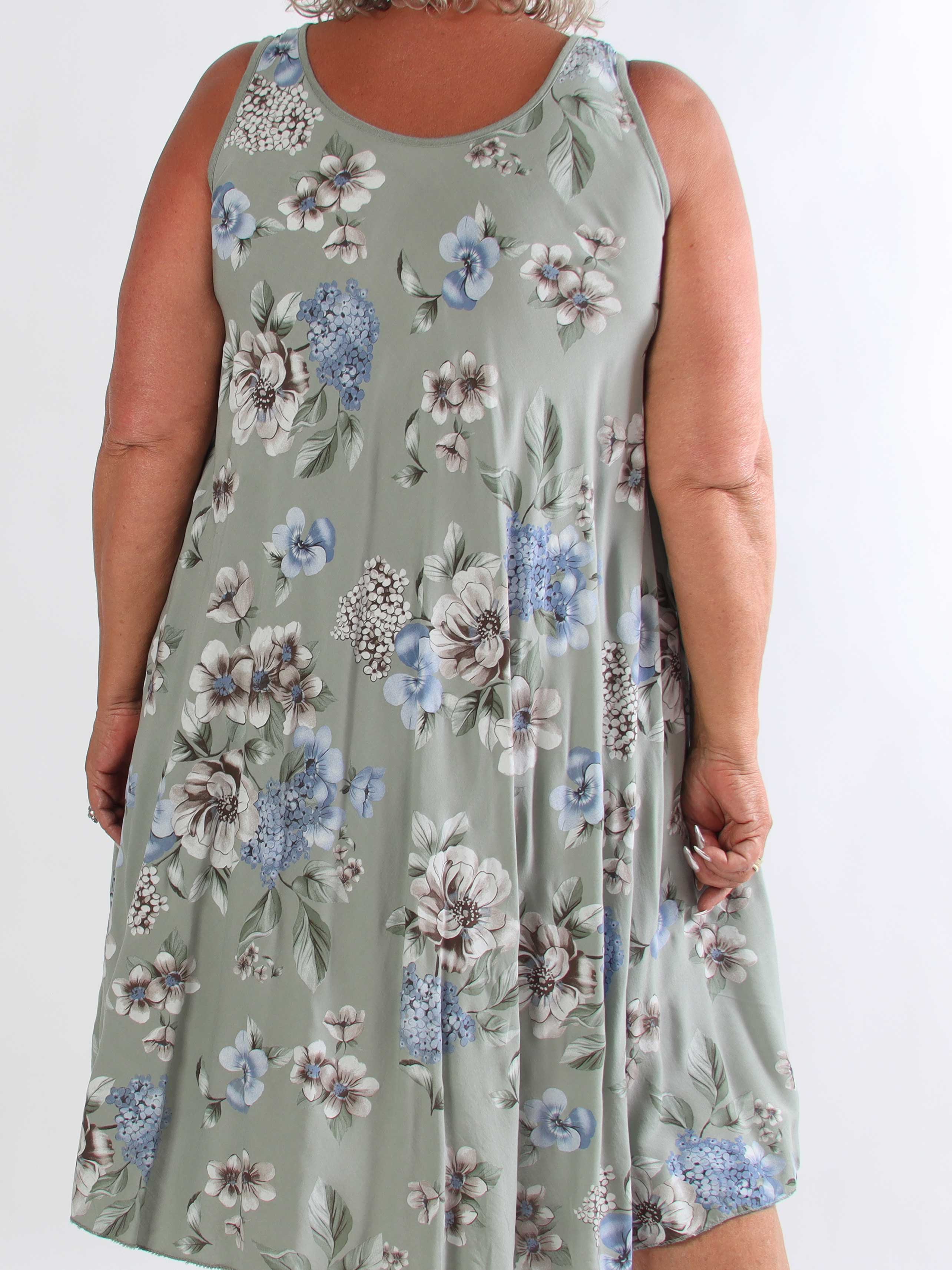 Saline - Sød plus size sommerkjole i viskose med blomsterprint