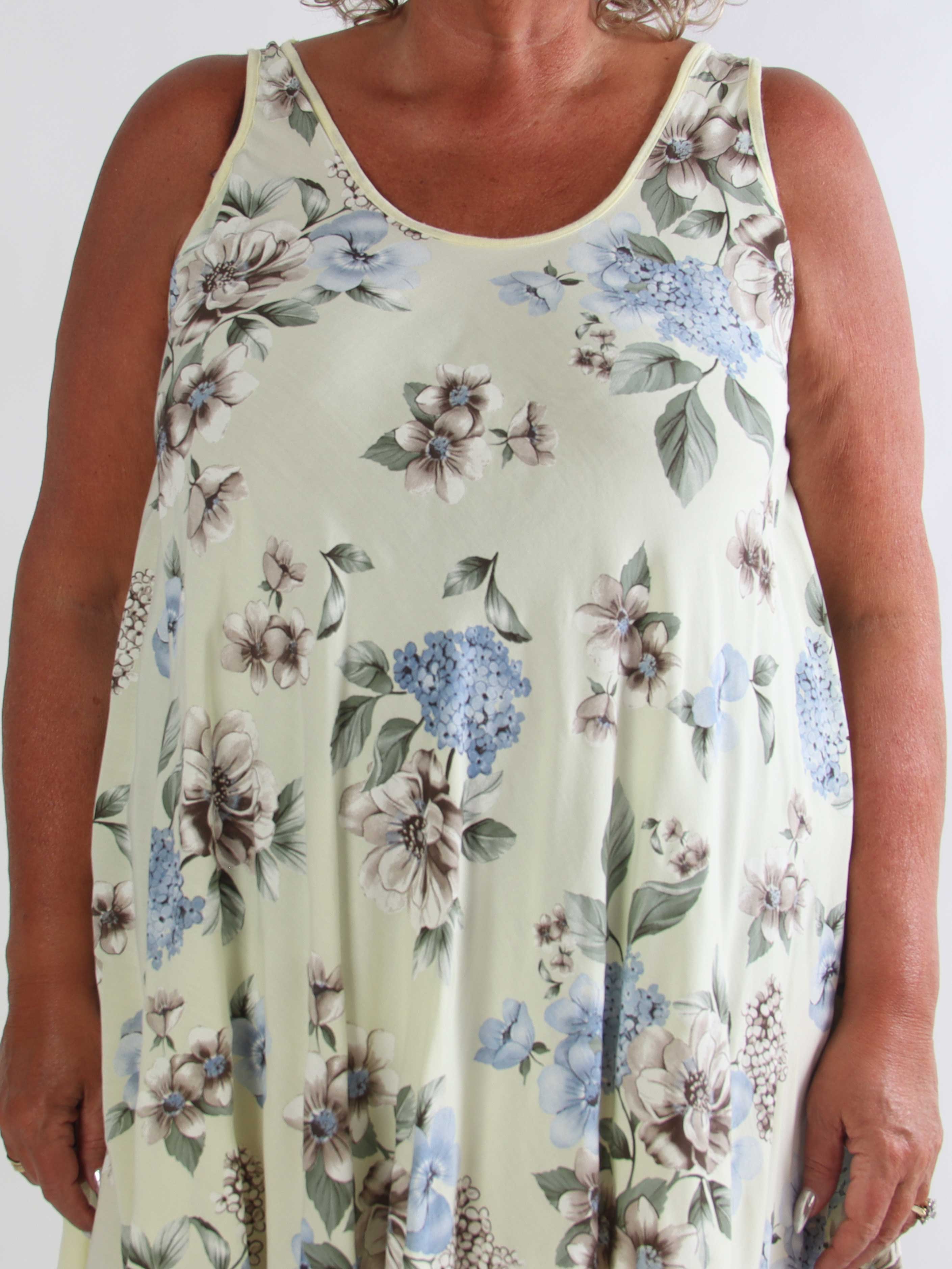 Saline - Sød plus size sommerkjole i viskose med blomsterprint