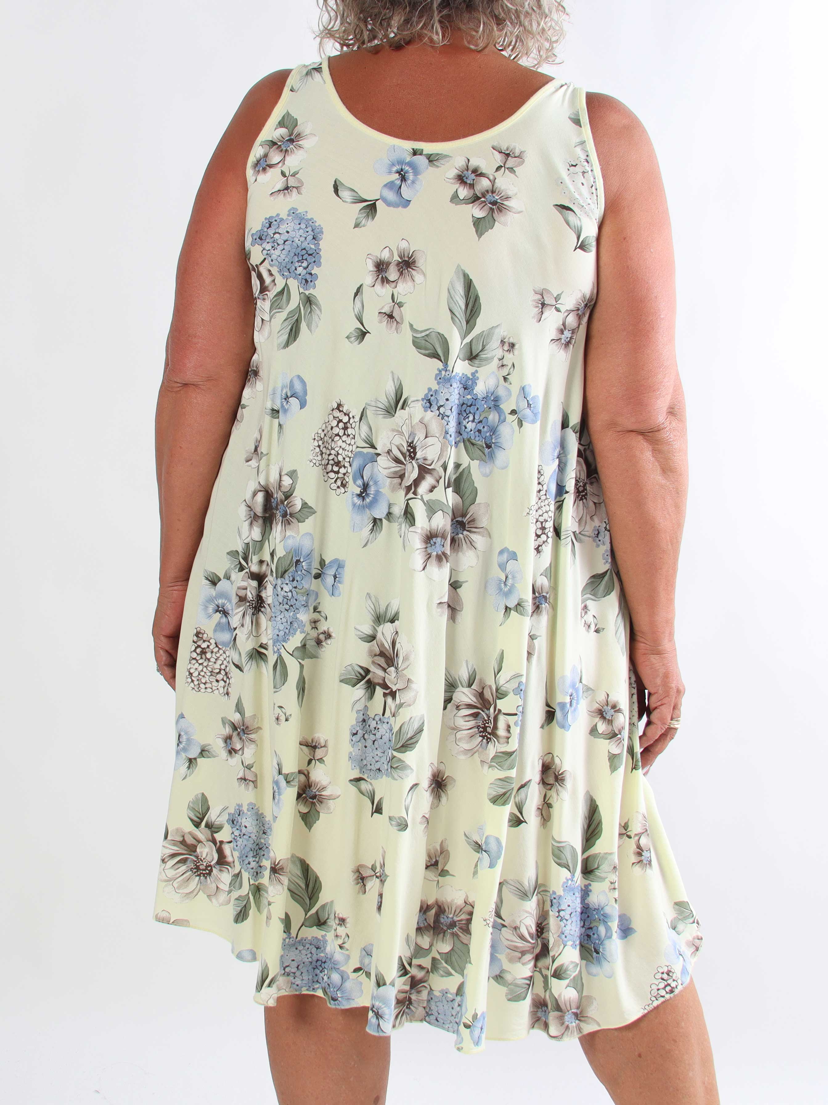 Saline - Sød plus size sommerkjole i viskose med blomsterprint