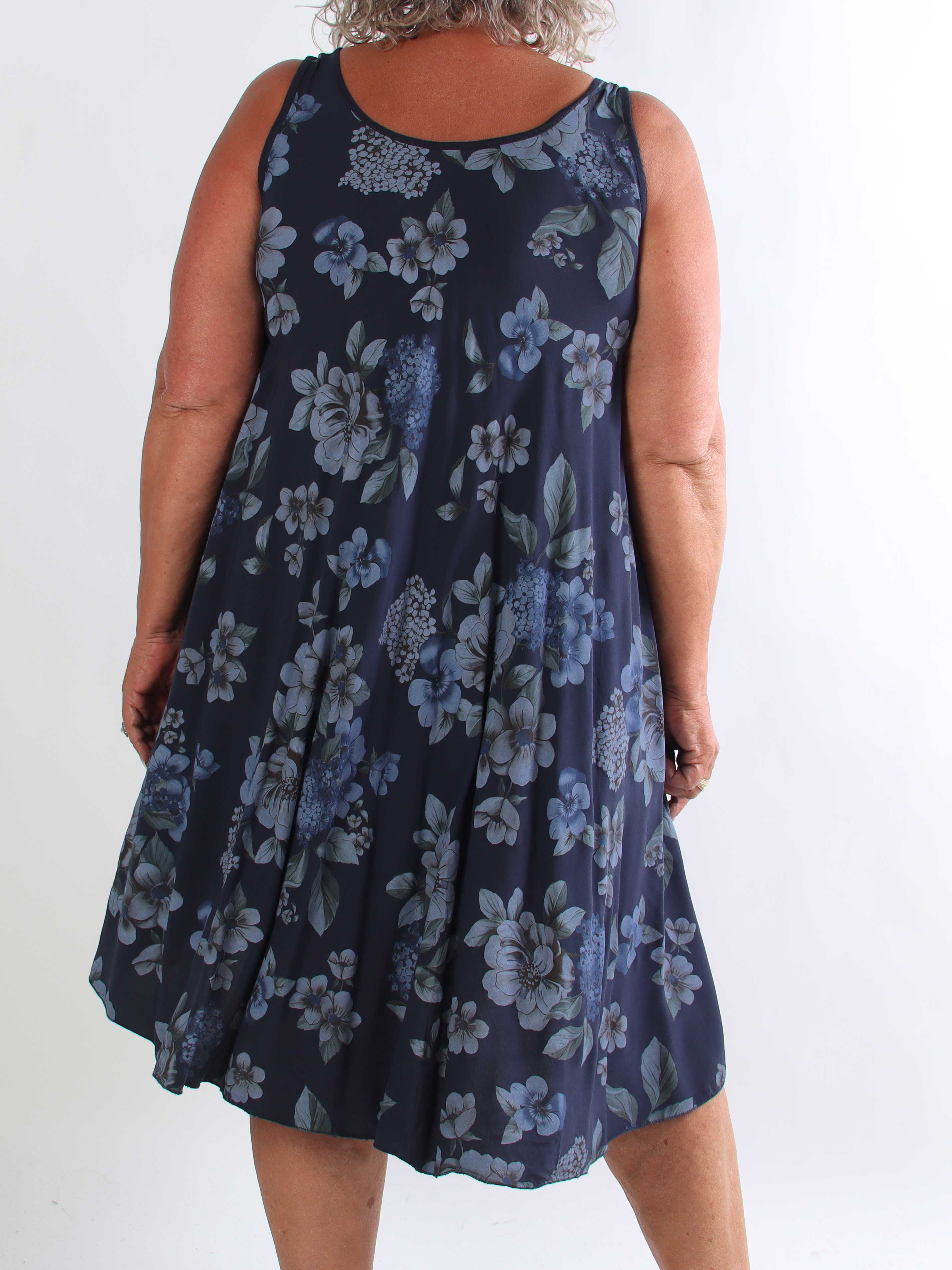 Saline - Sød plus size sommerkjole i viskose med blomsterprint