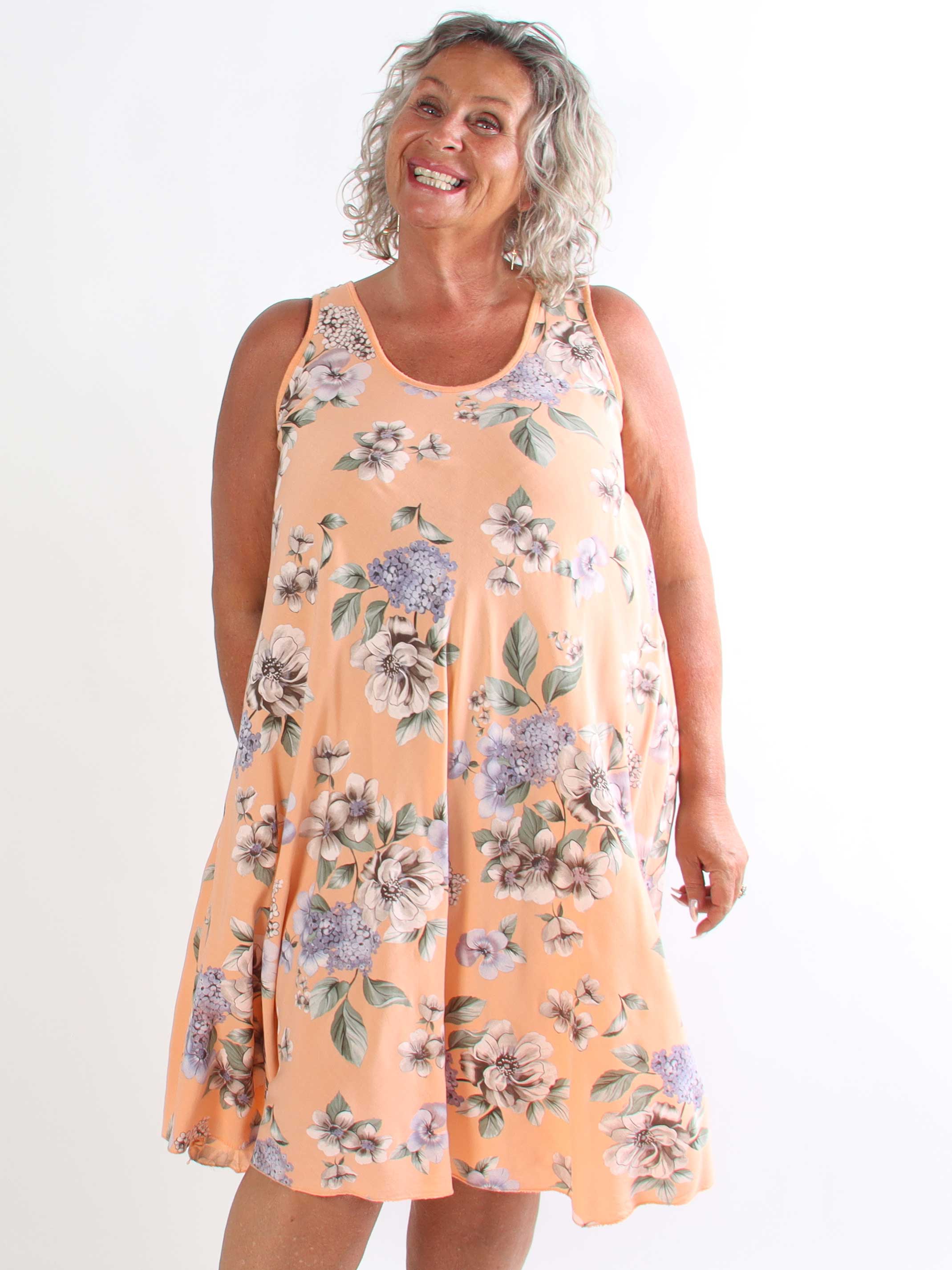 Saline - Sød plus size sommerkjole i viskose med blomsterprint