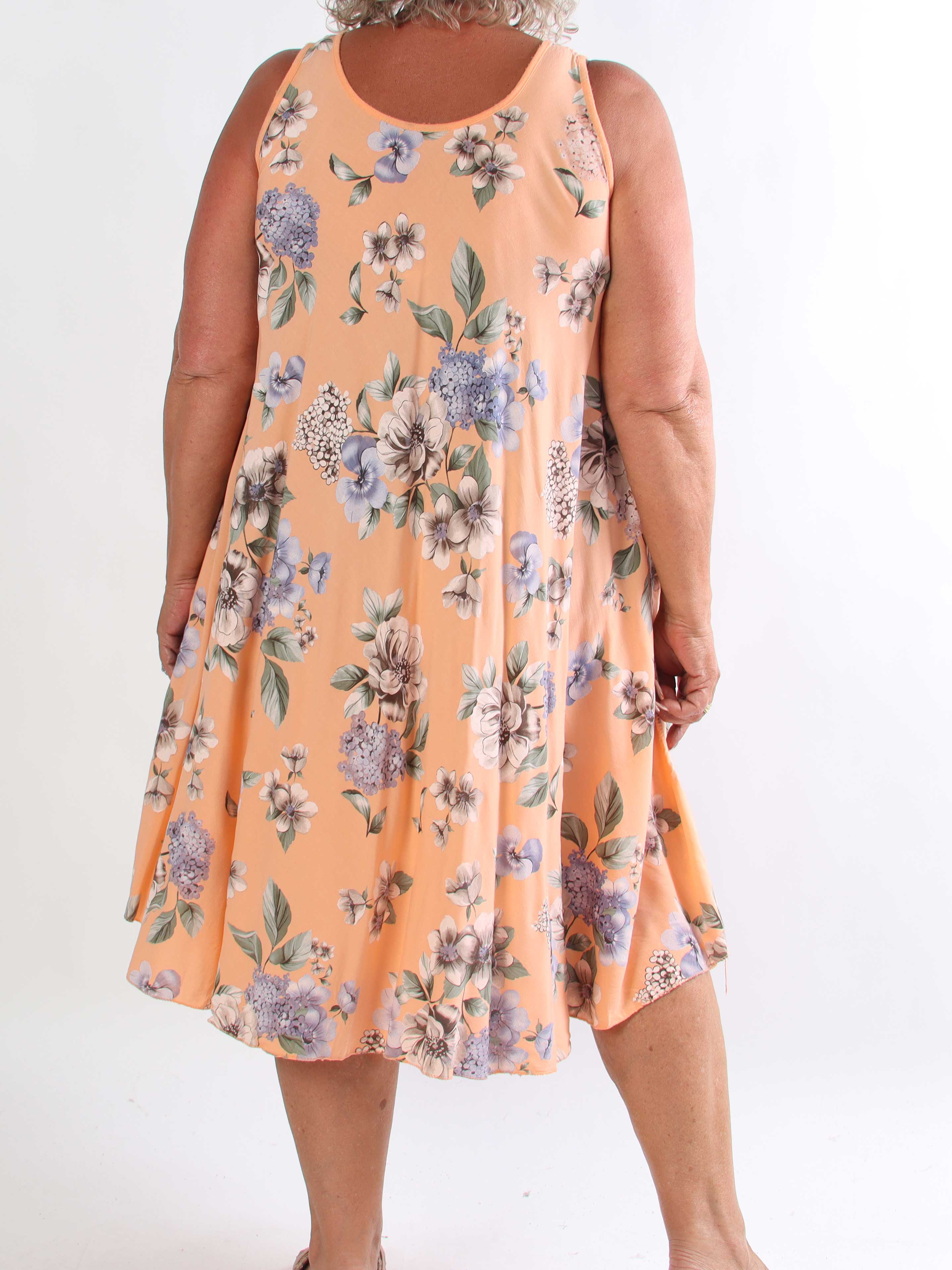 Saline - Sød plus size sommerkjole i viskose med blomsterprint