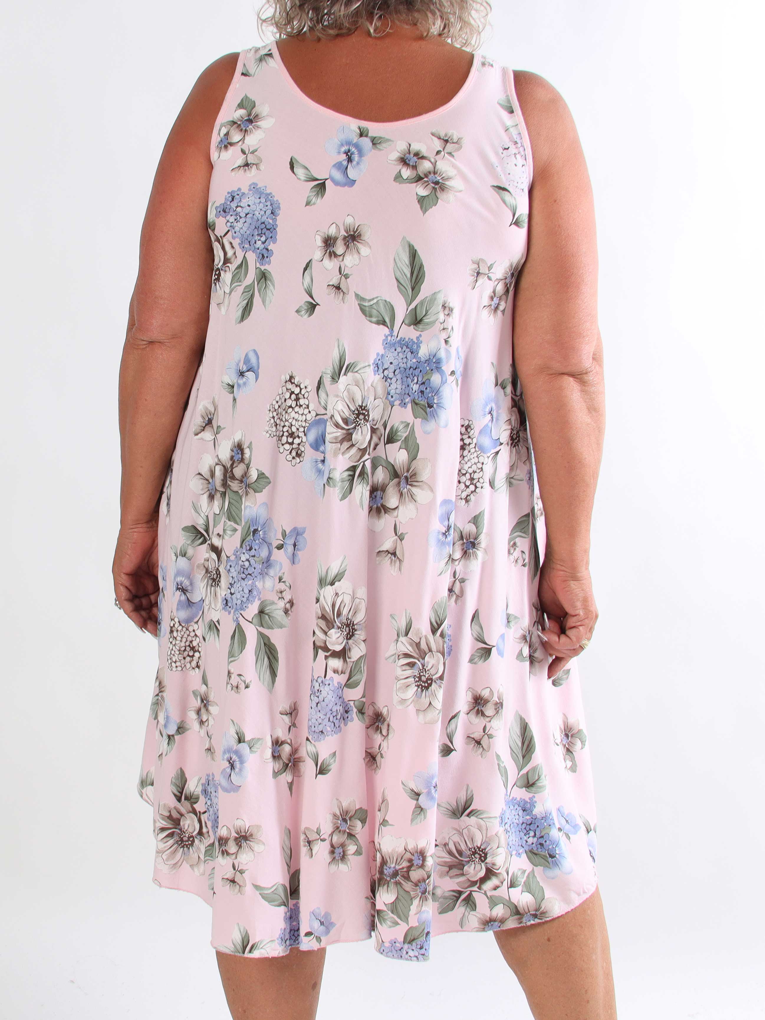 Saline - Sød plus size sommerkjole i viskose med blomsterprint