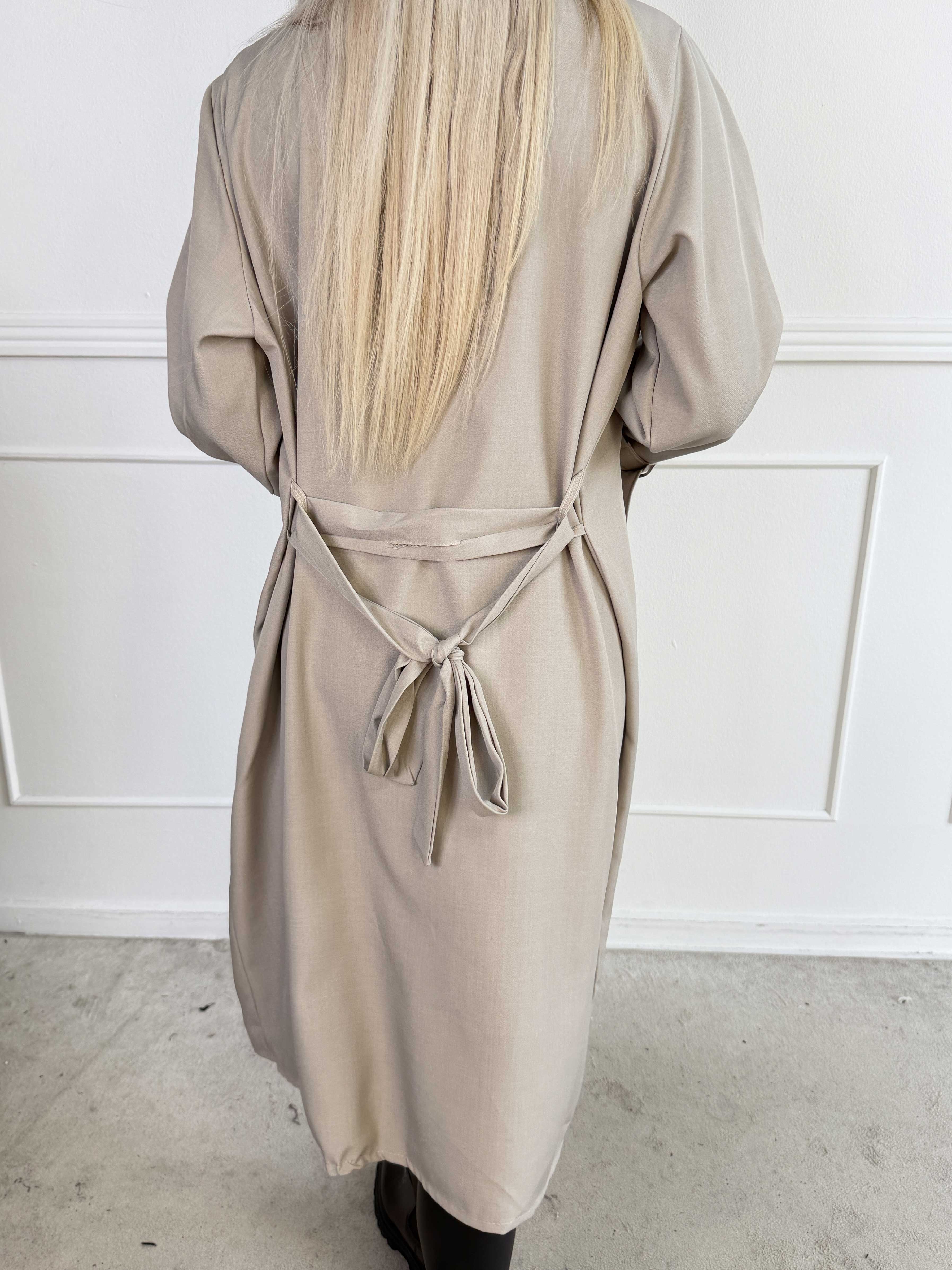 Sharpay 2.0 - Let plus size trenchcoat med bindebånd