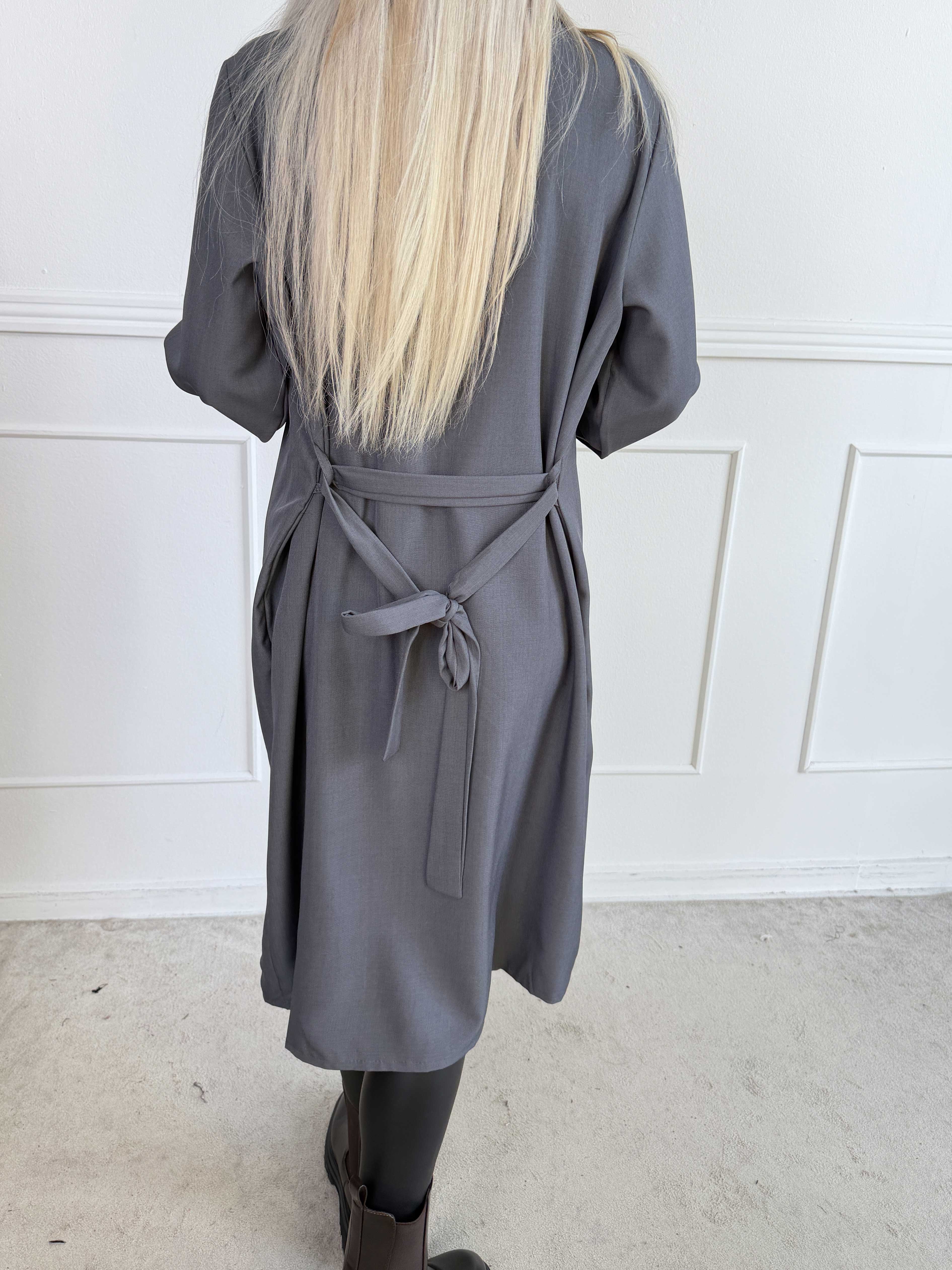 Sharpay 2.0 - Let plus size trenchcoat med bindebånd