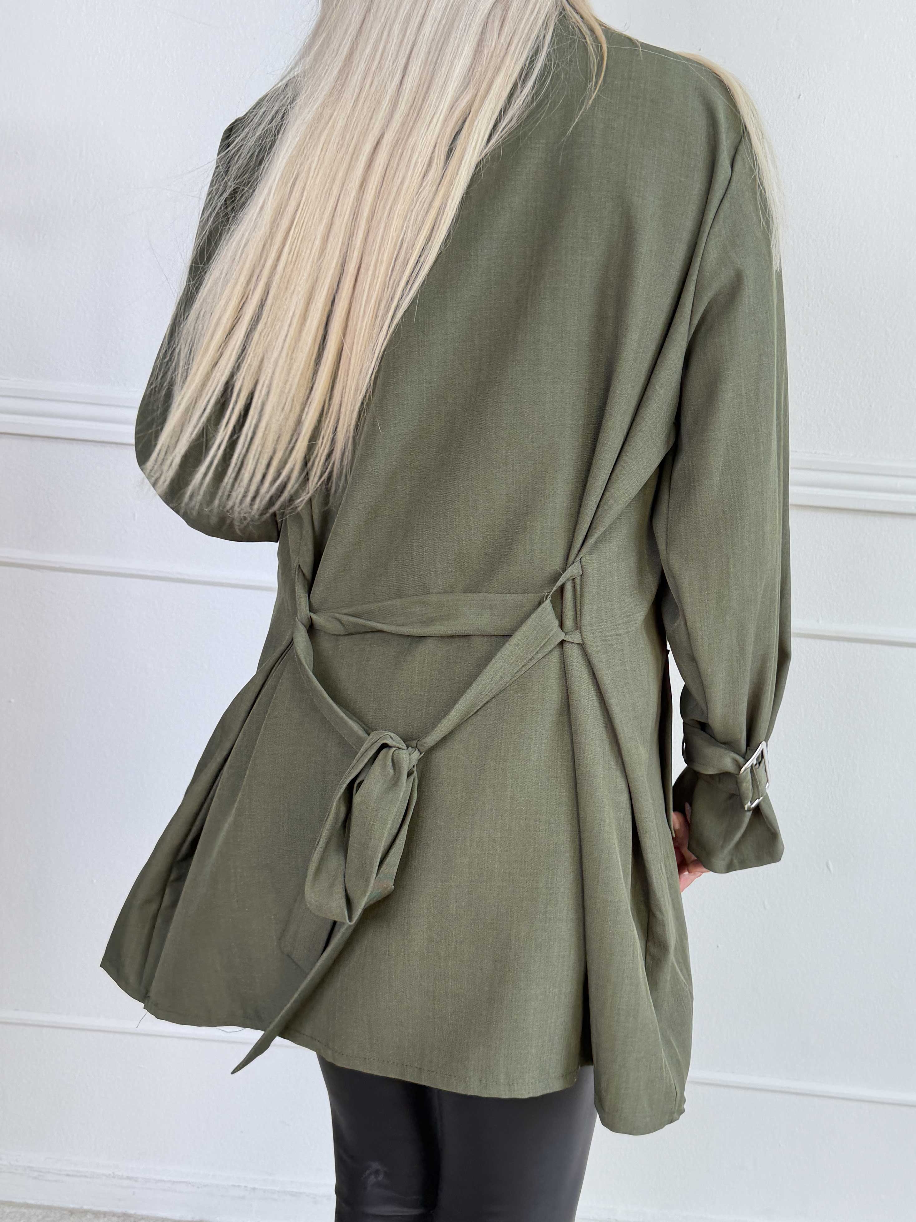 Sharpay Short 2.0 - Kort let plus size trenchcoat med bindebånd