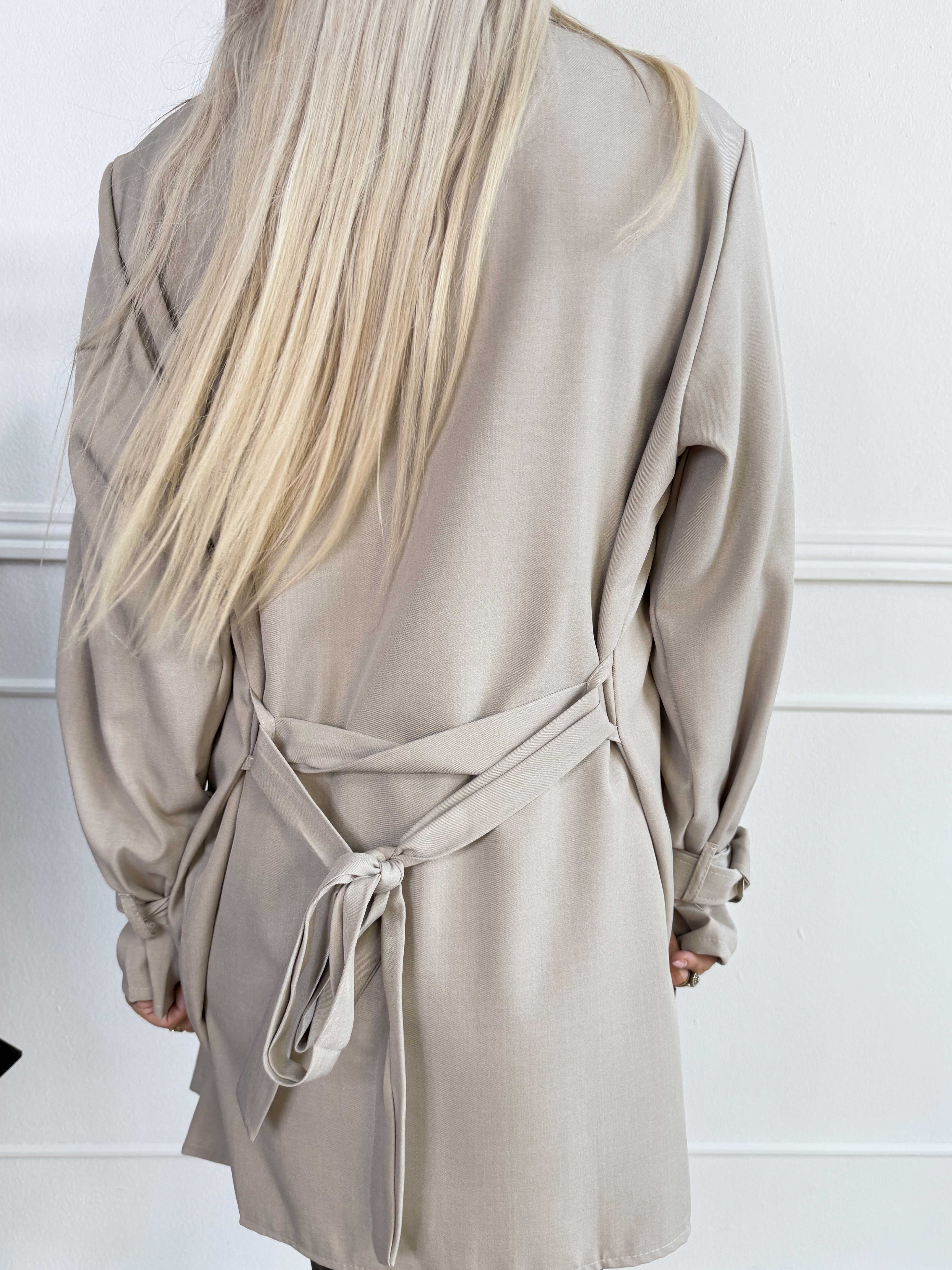 Sharpay Short 2.0 - Kort let trenchcoat med bindebånd