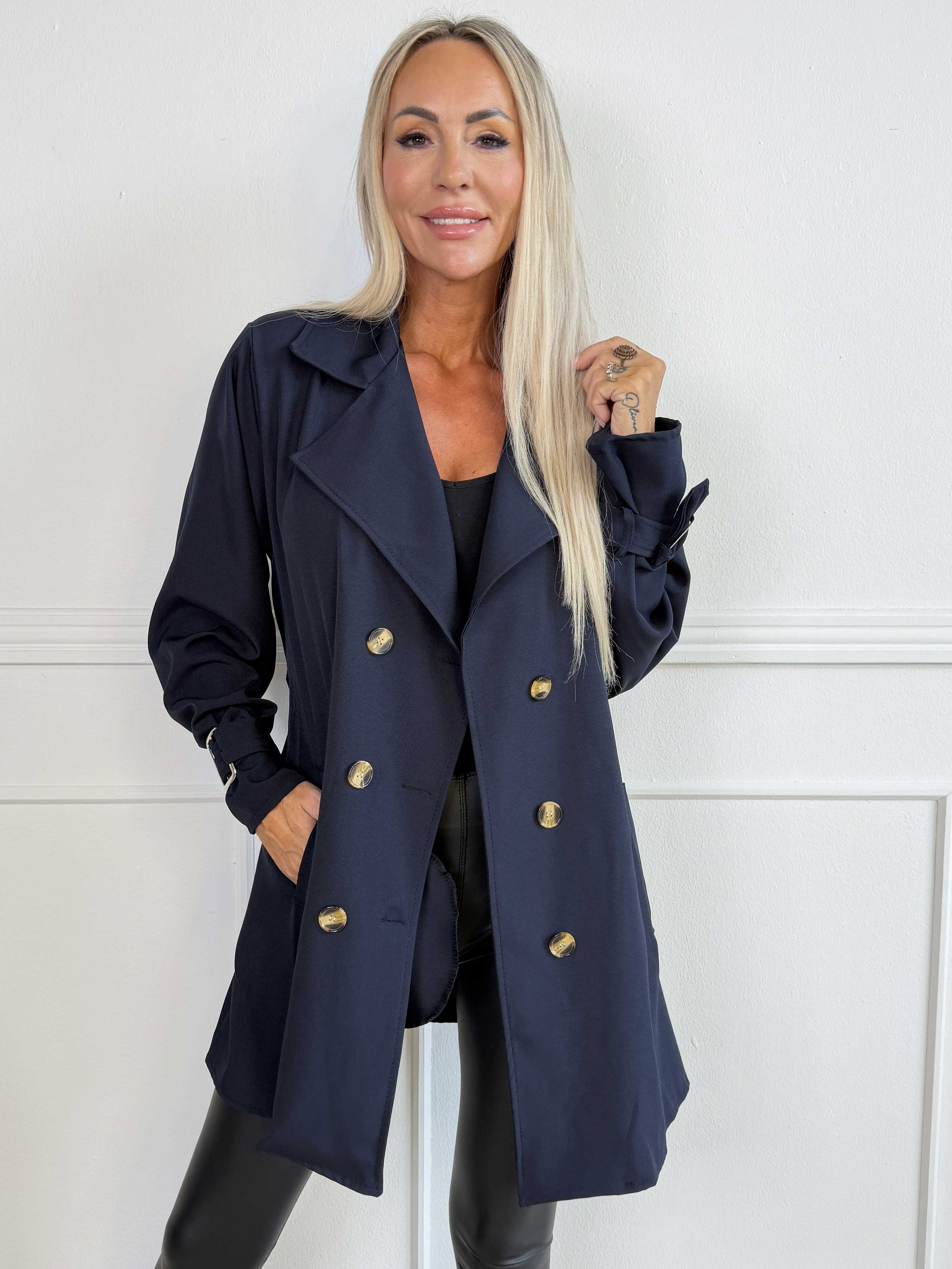 Sharpay Short 2.0 - Kort let plus size trenchcoat med bindebånd