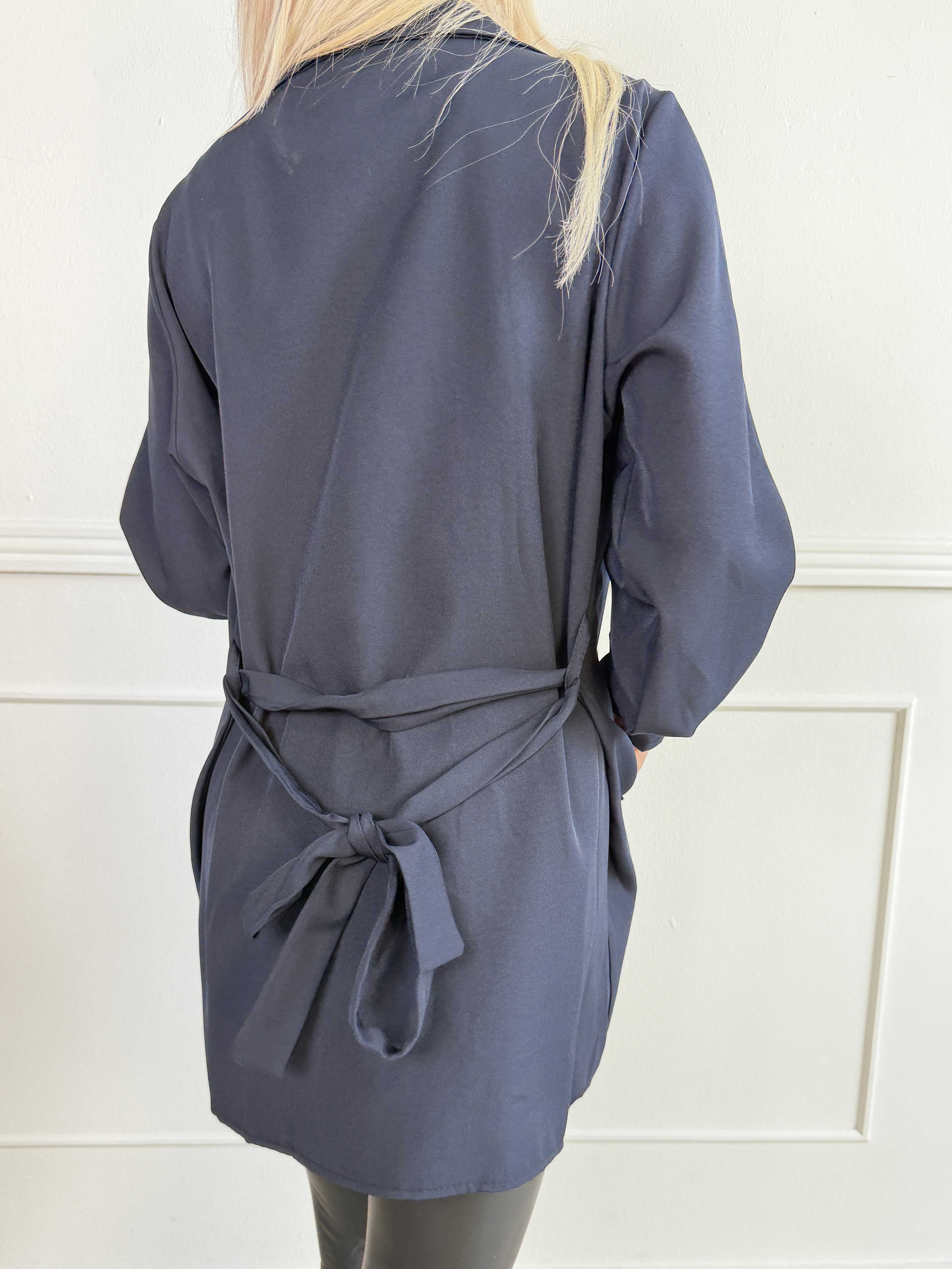 Sharpay Short 2.0 - Kort let plus size trenchcoat med bindebånd