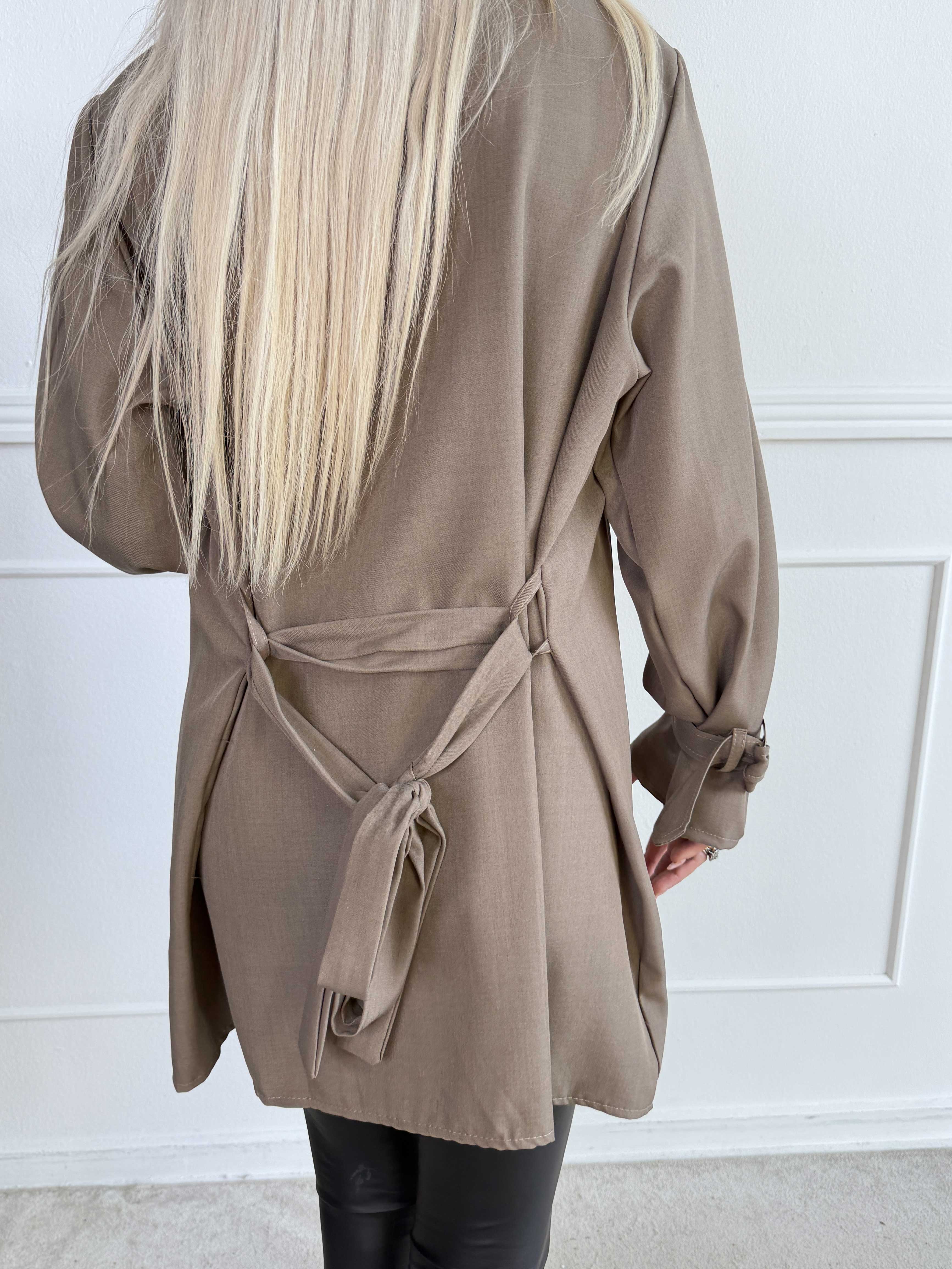 Sharpay Short 2.0 - Kort let trenchcoat med bindebånd