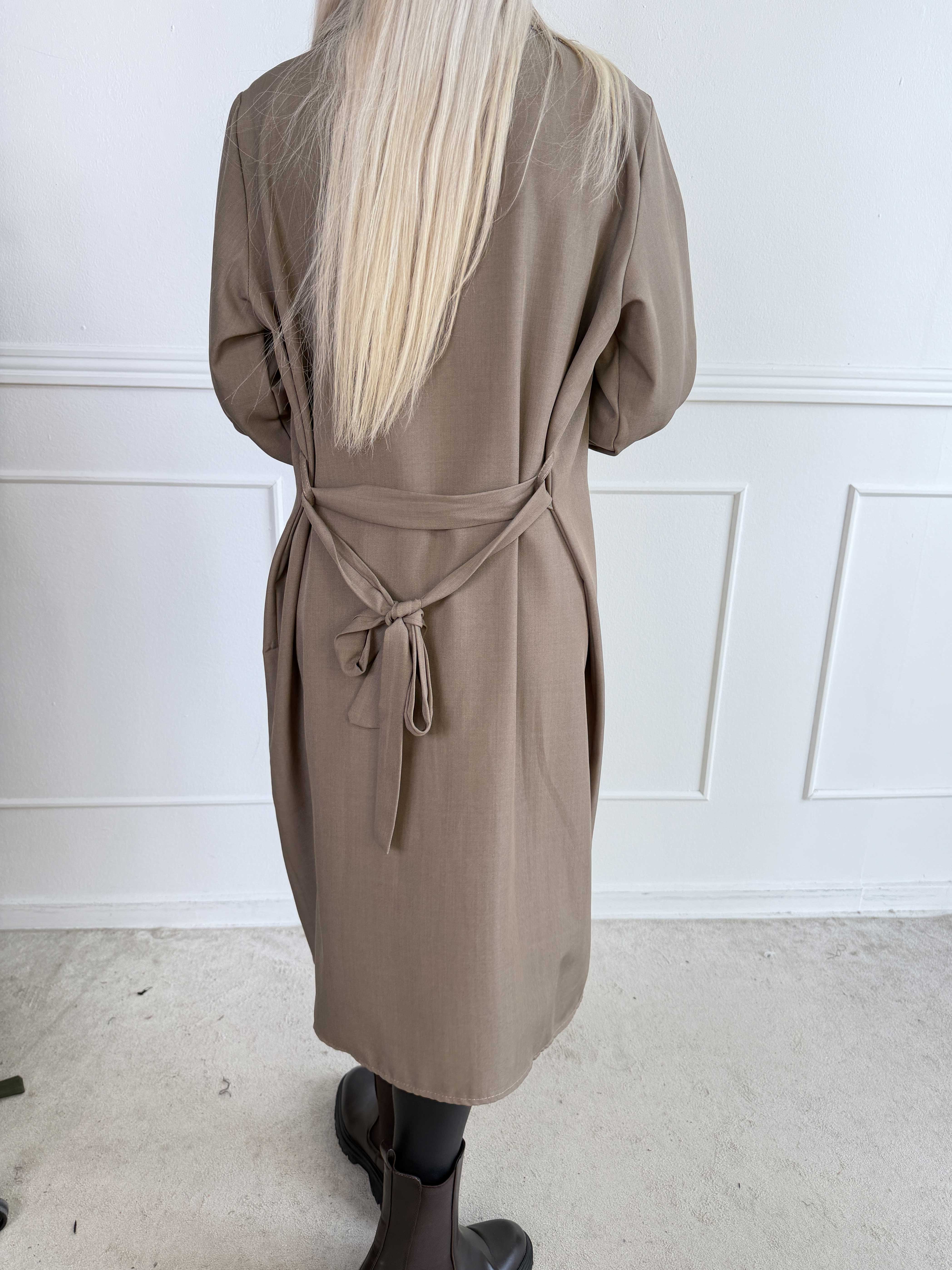 Sharpay 2.0 - Let plus size trenchcoat med bindebånd