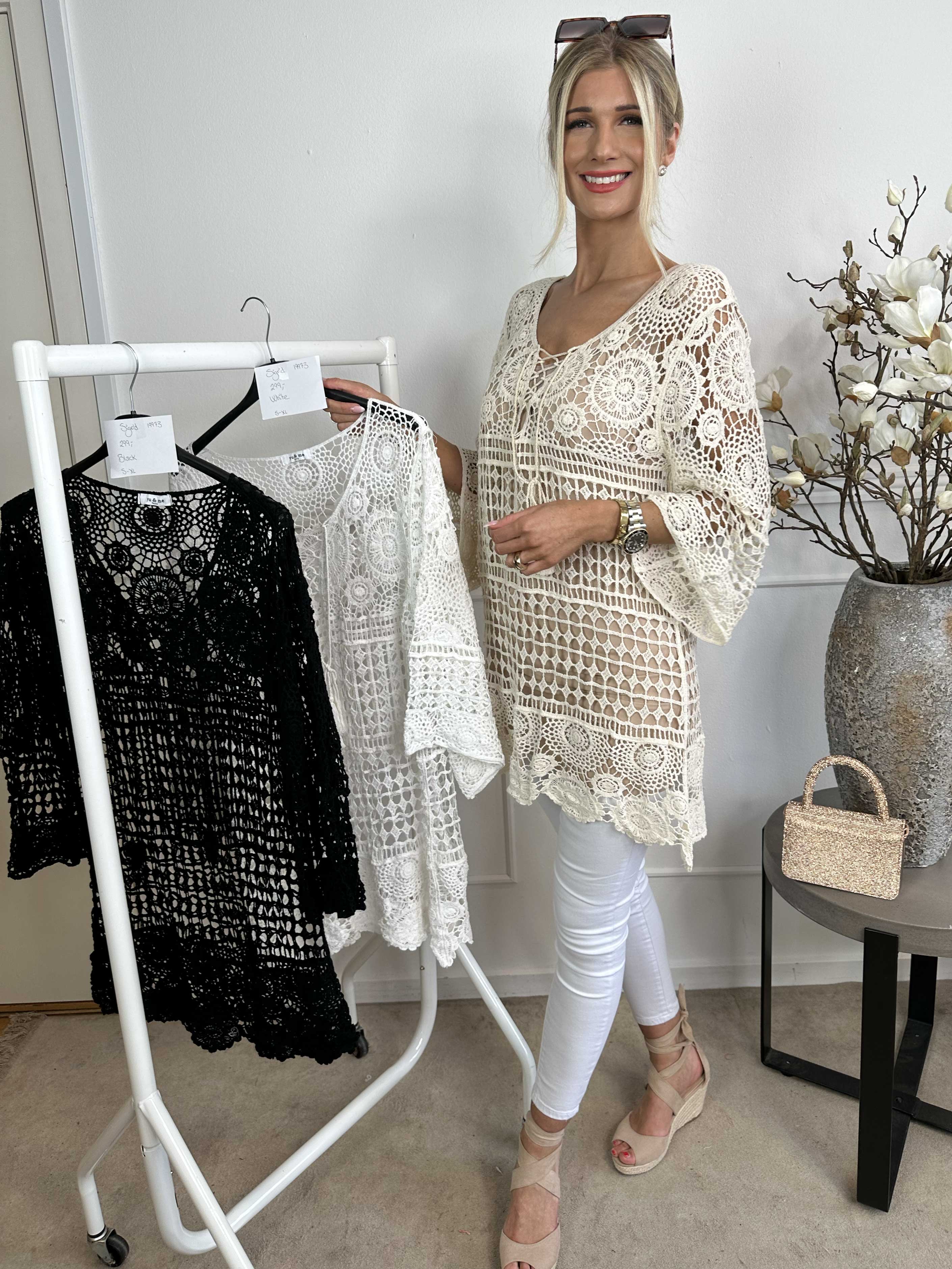 Sigrid - Hæklet tunika med snøre foran