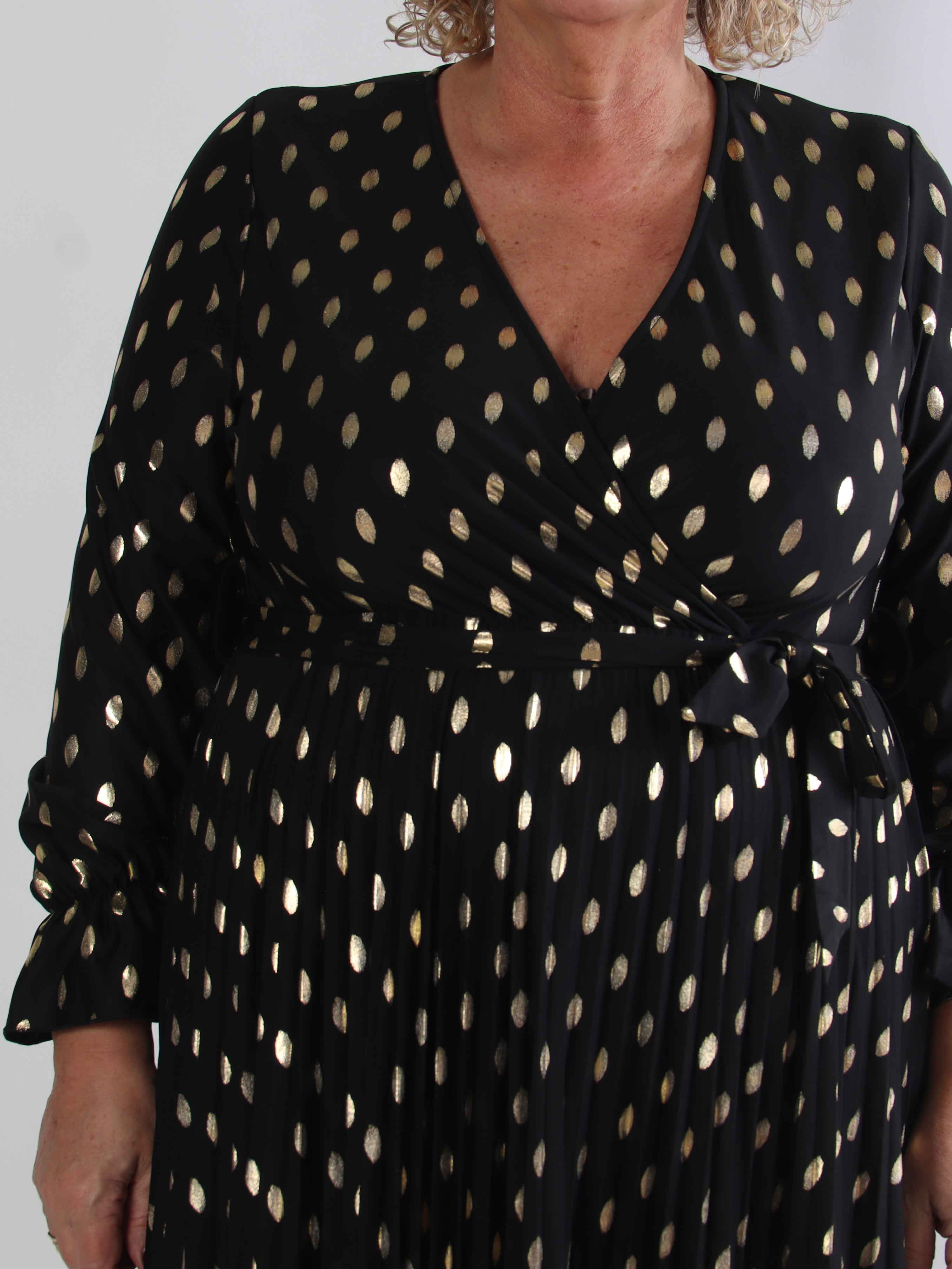 Silvija Dot - Lang plus size kjole med guld dutter og plisseret skørt