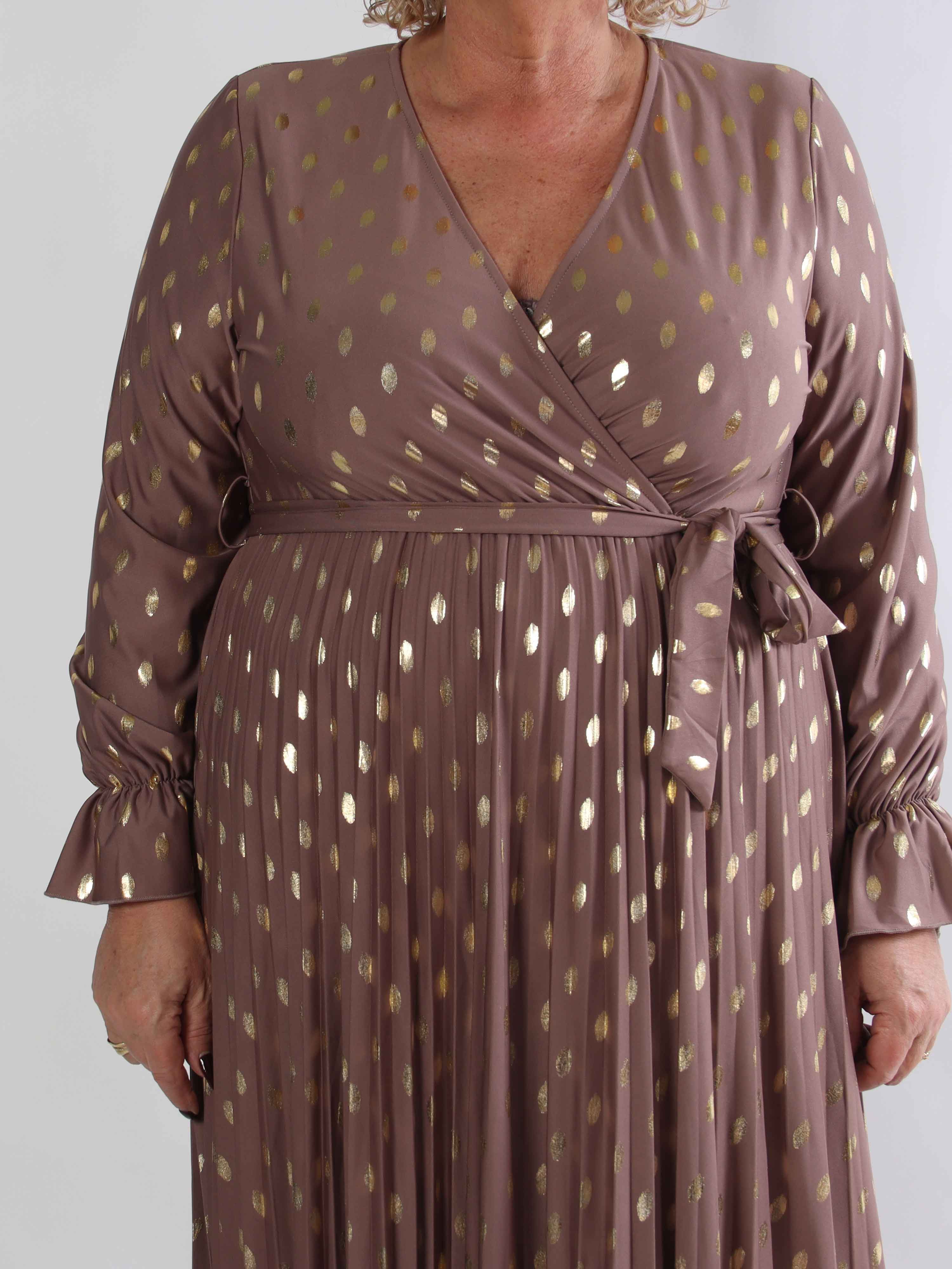 Silvija Dot - Lang plus size kjole med guld dutter og plisseret skørt