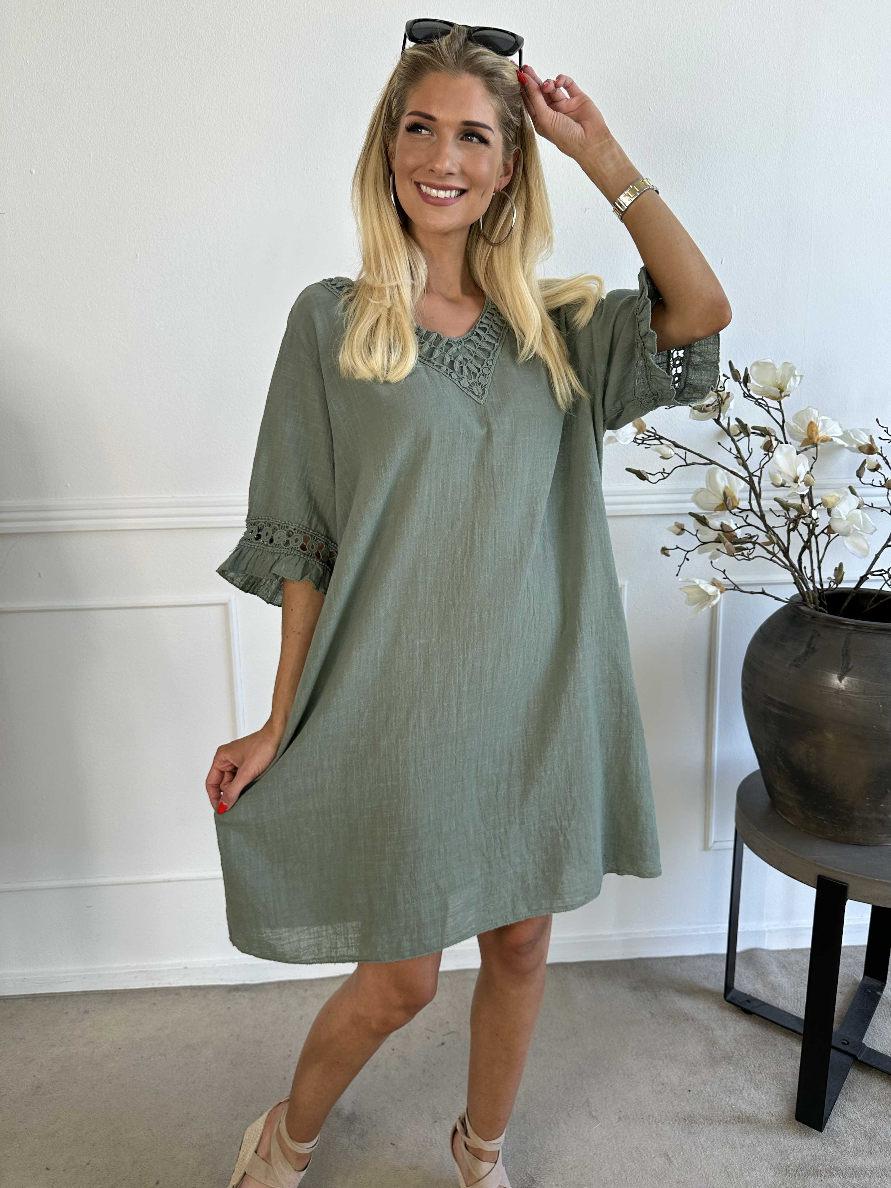 Siri - Bomuldskjole i hørlignende stof med broderinger