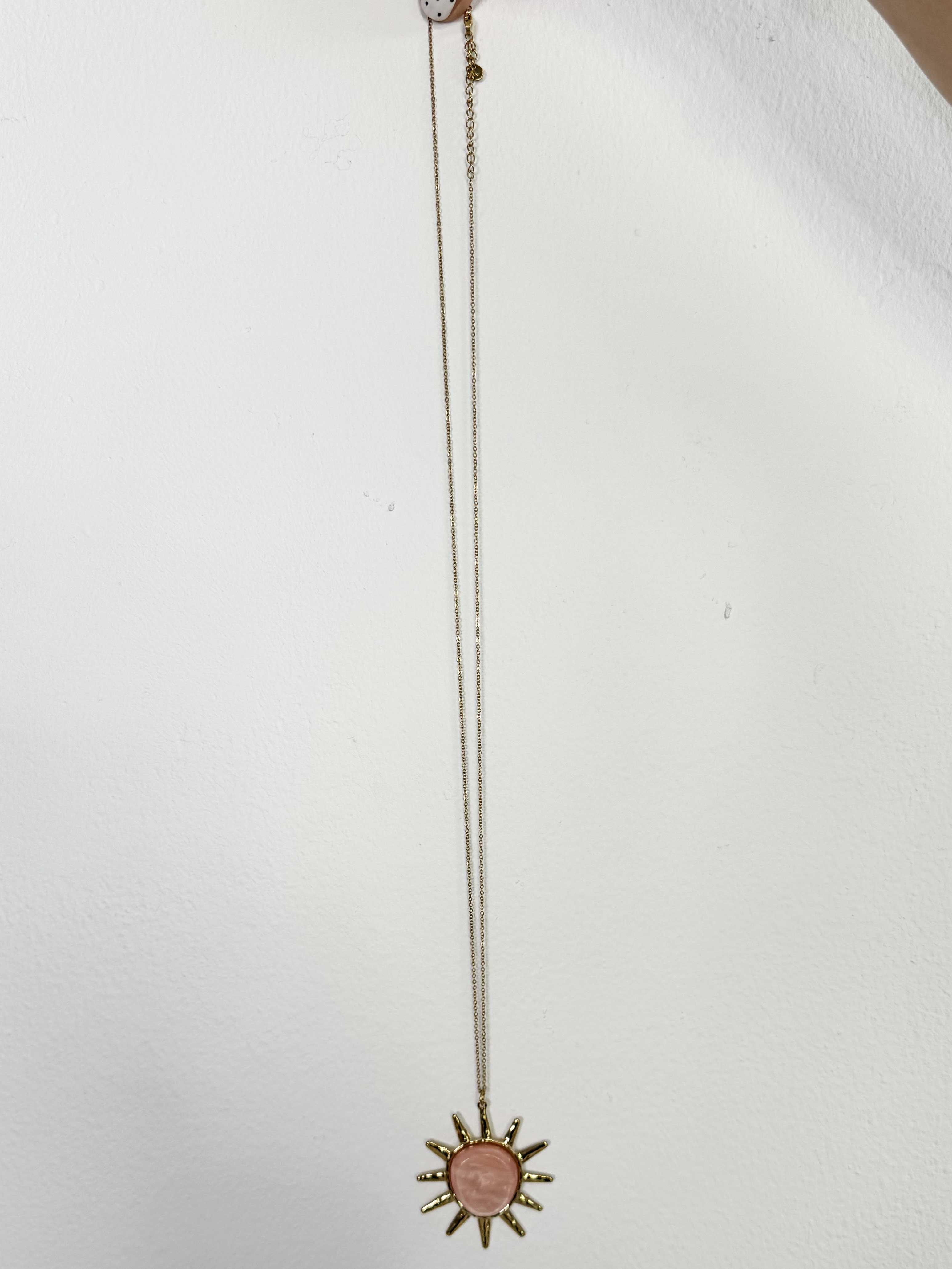 Solea - Lang guldhalskæde med solvedhæng og en elegant farvet sten