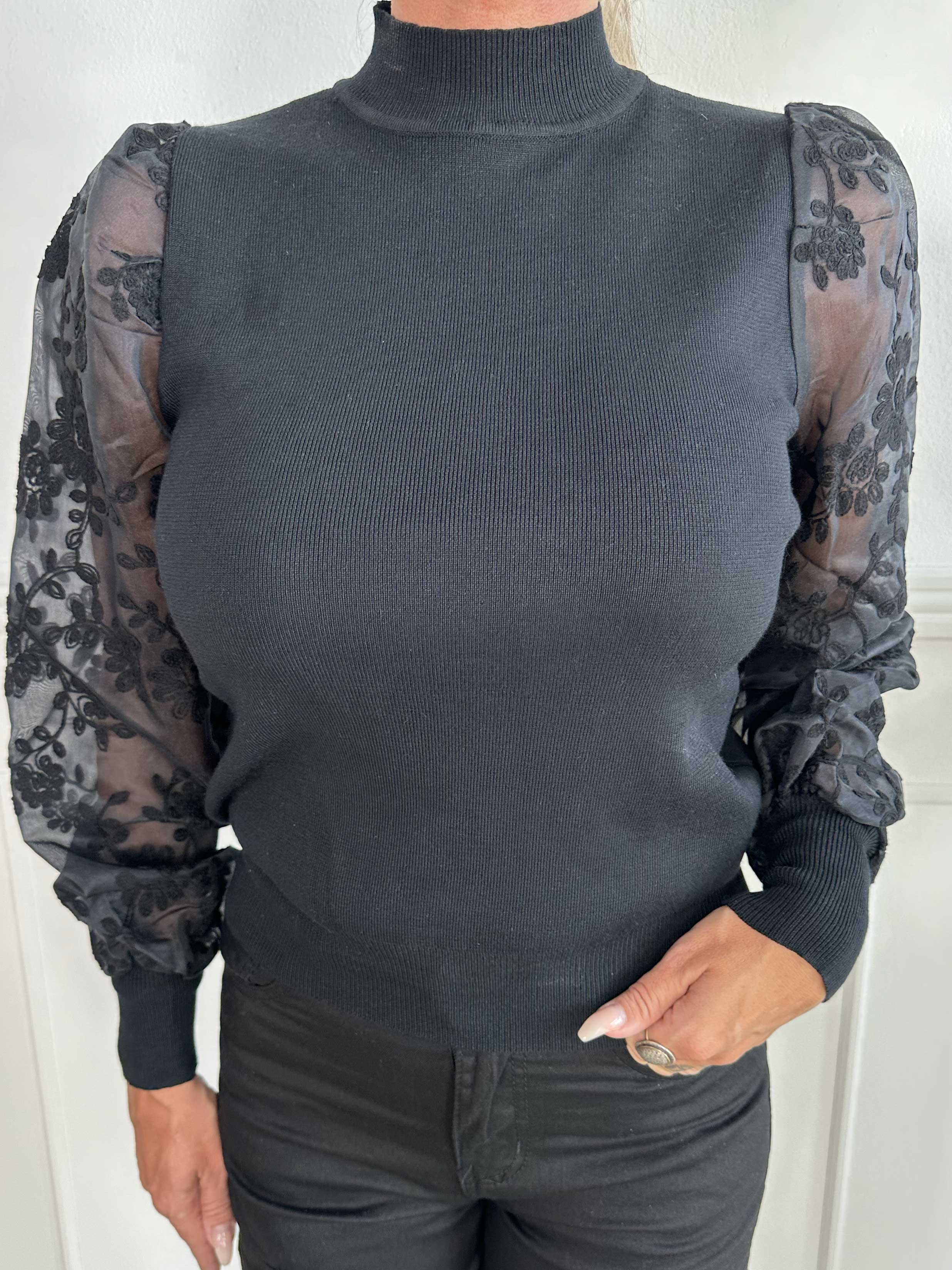 Sydney - Bluse med turtleneck og blondeærmer